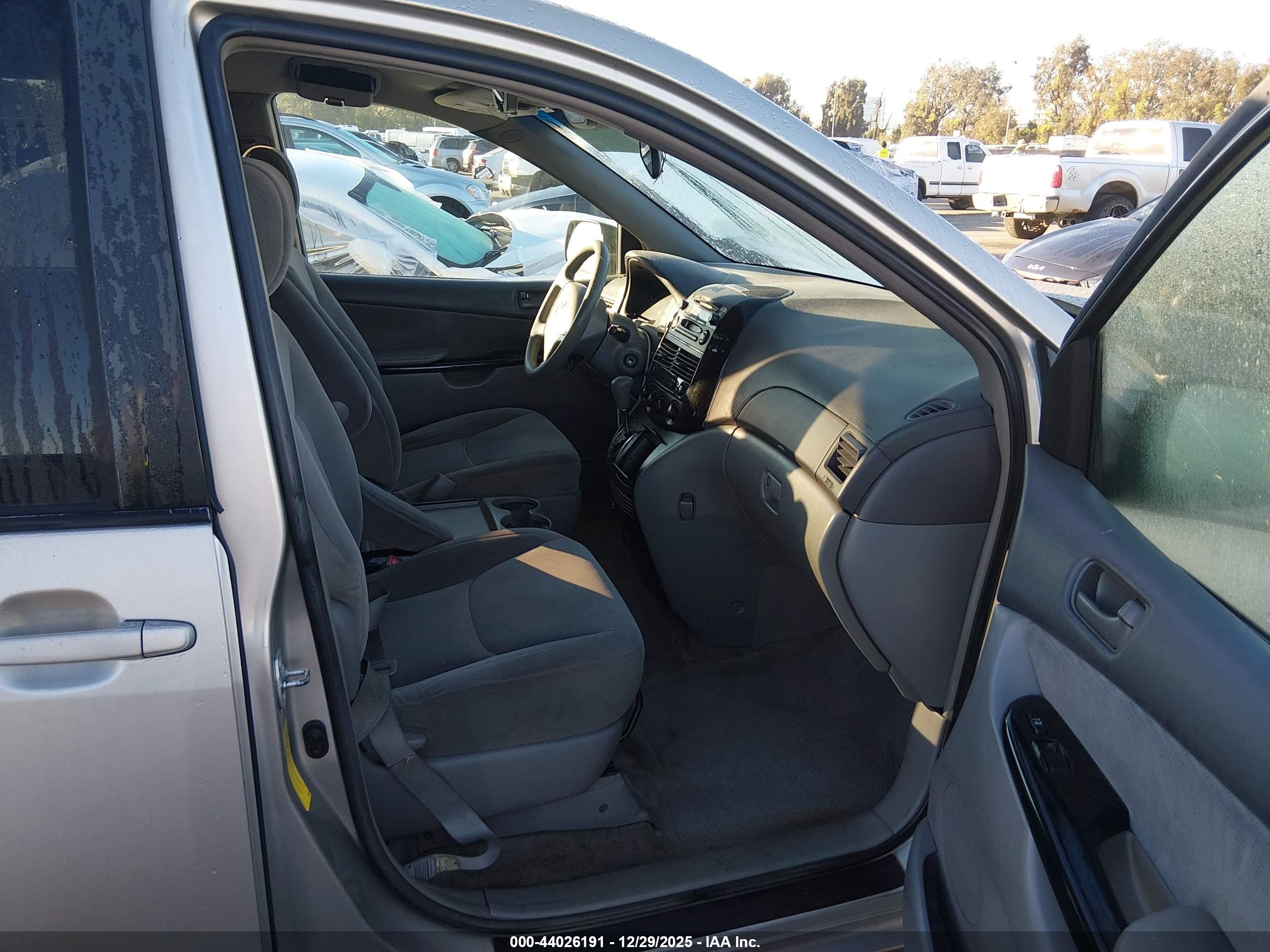 TOYOTA SIENNA image 5