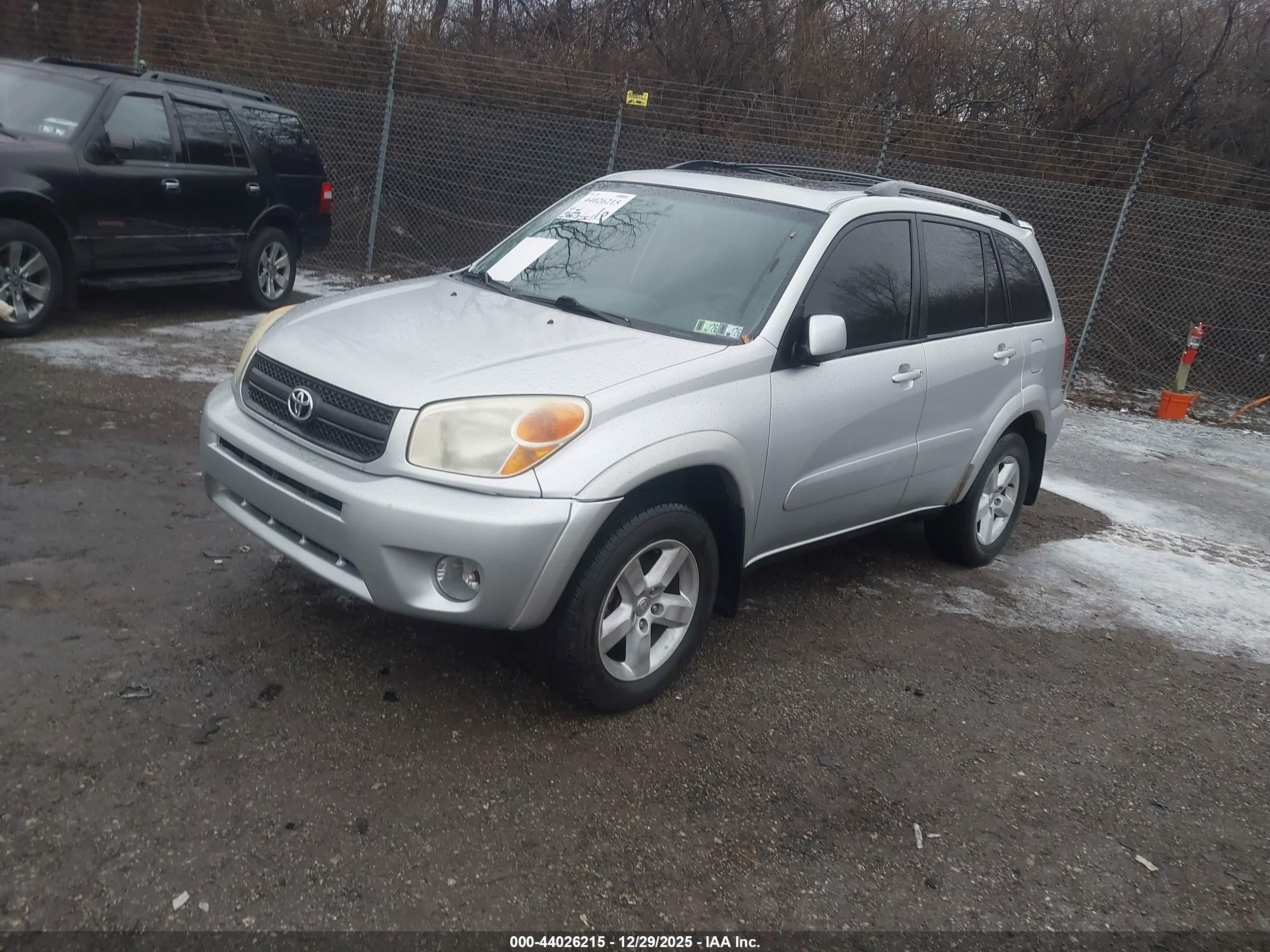 TOYOTA RAV4 image 2