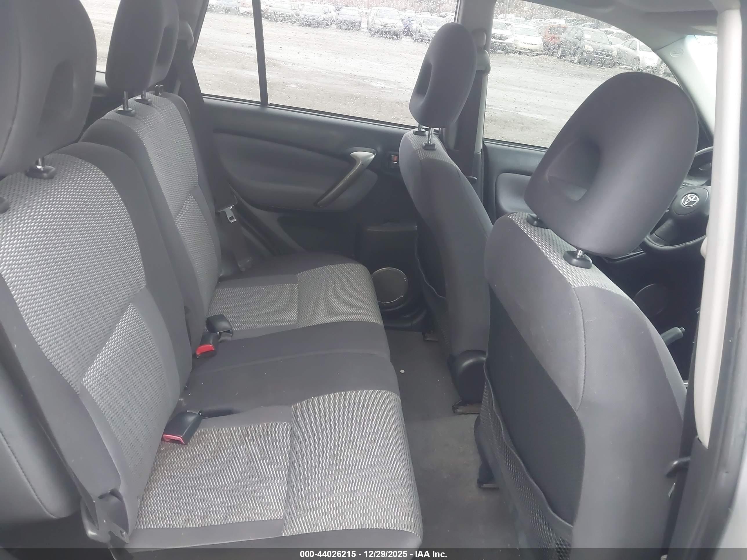 TOYOTA RAV4 image 8