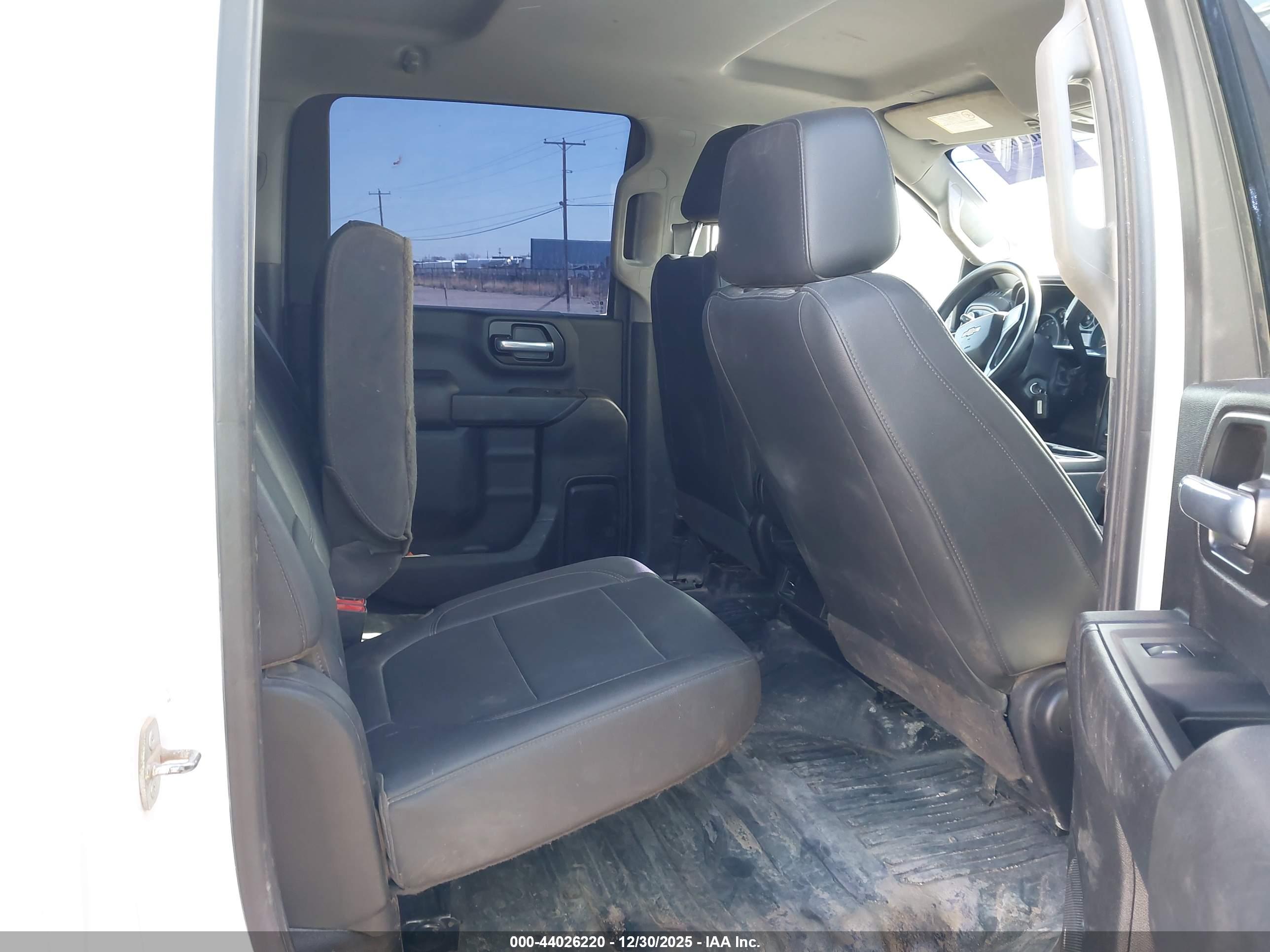 CHEVROLET SILVERADO image 8