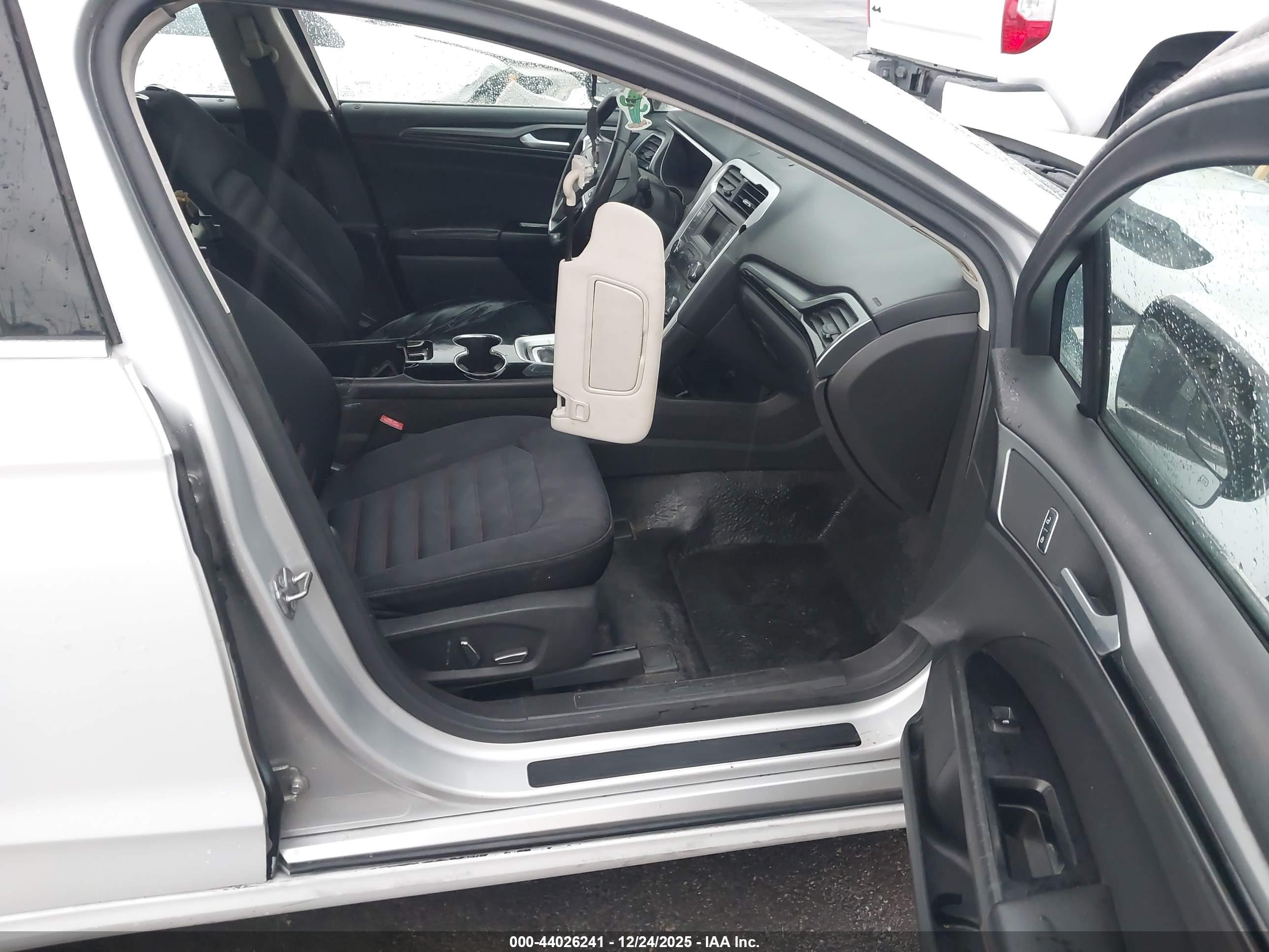FORD FUSION image 5
