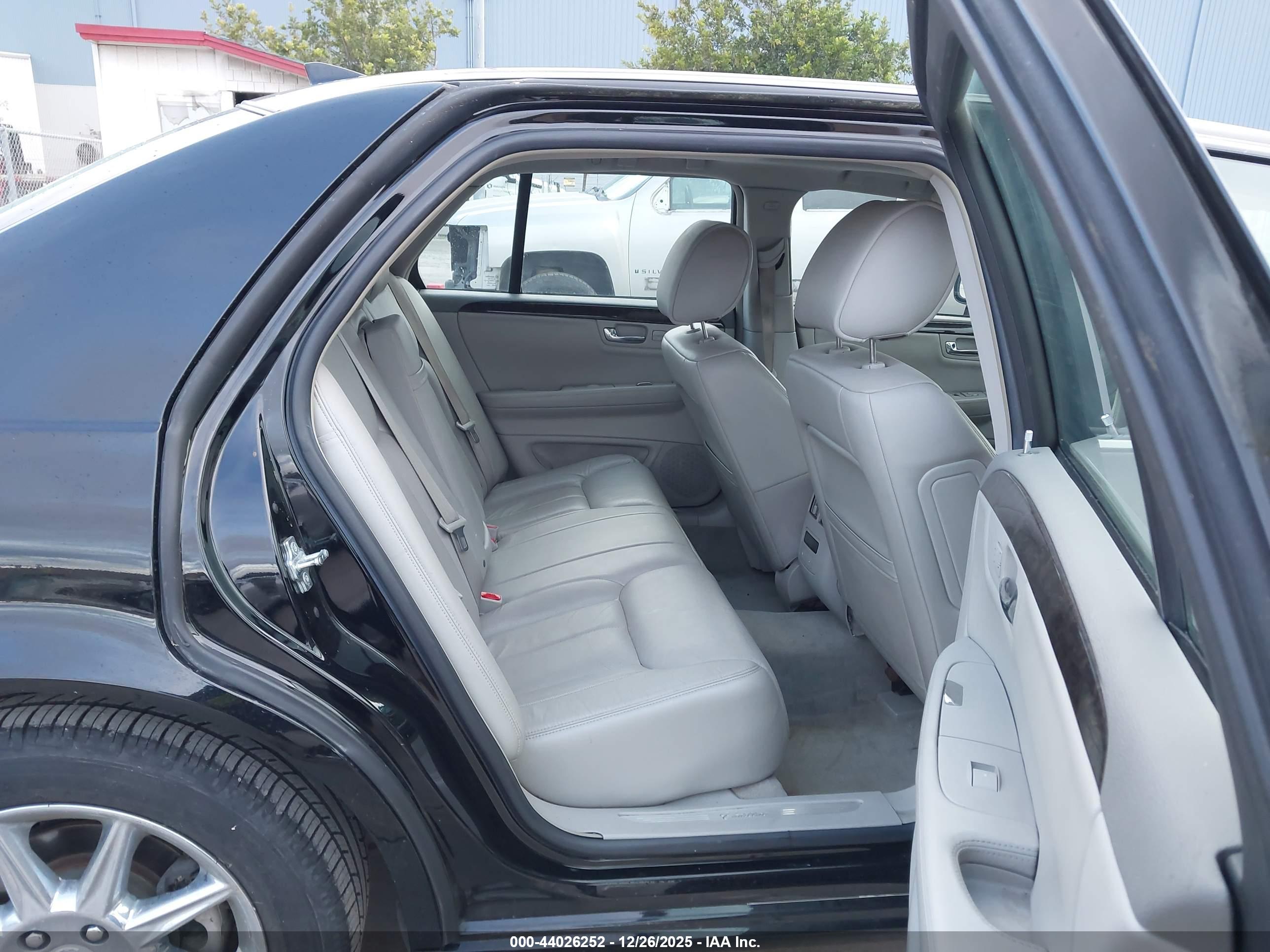 CADILLAC DTS image 8