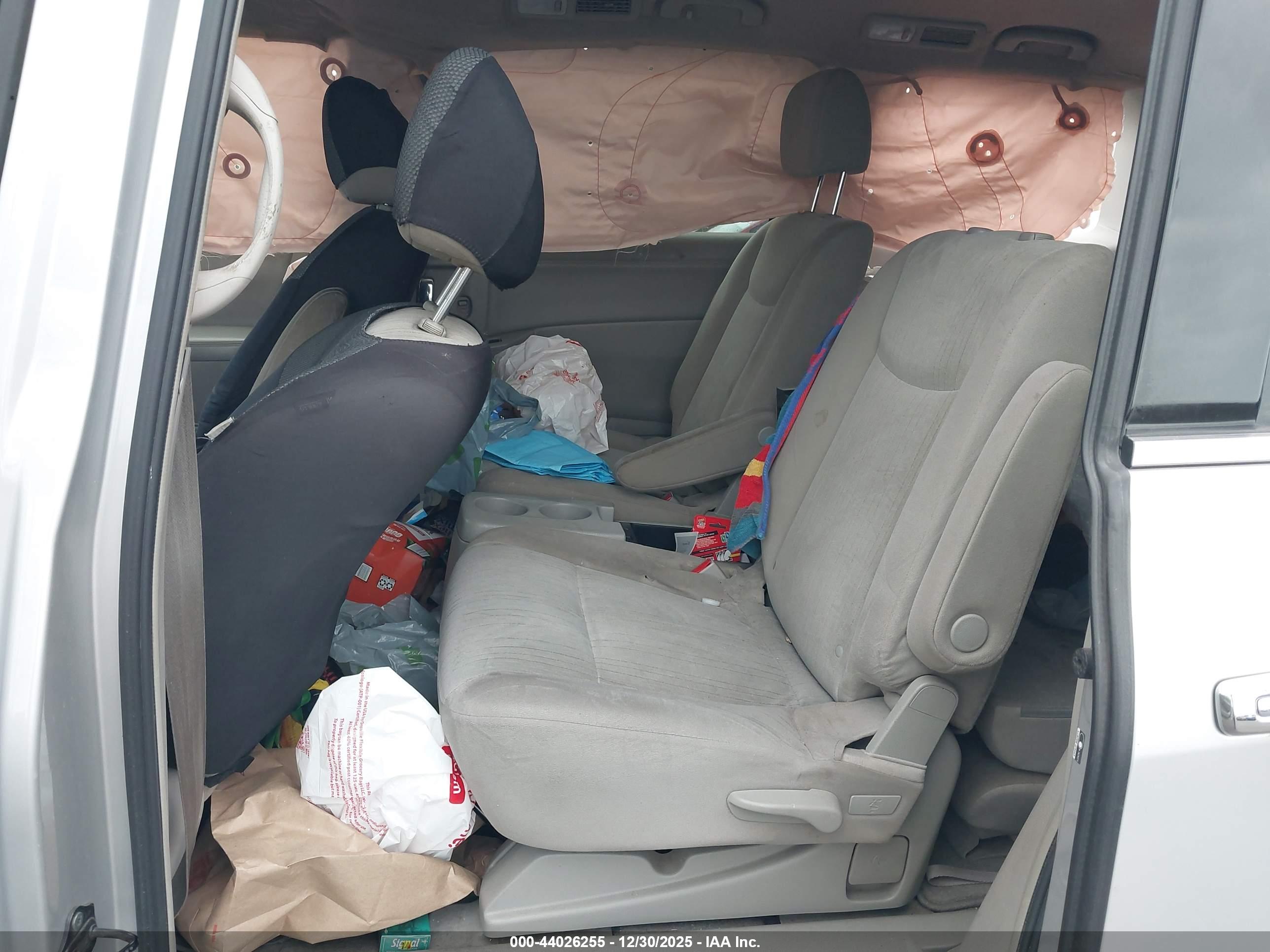 NISSAN QUEST image 8