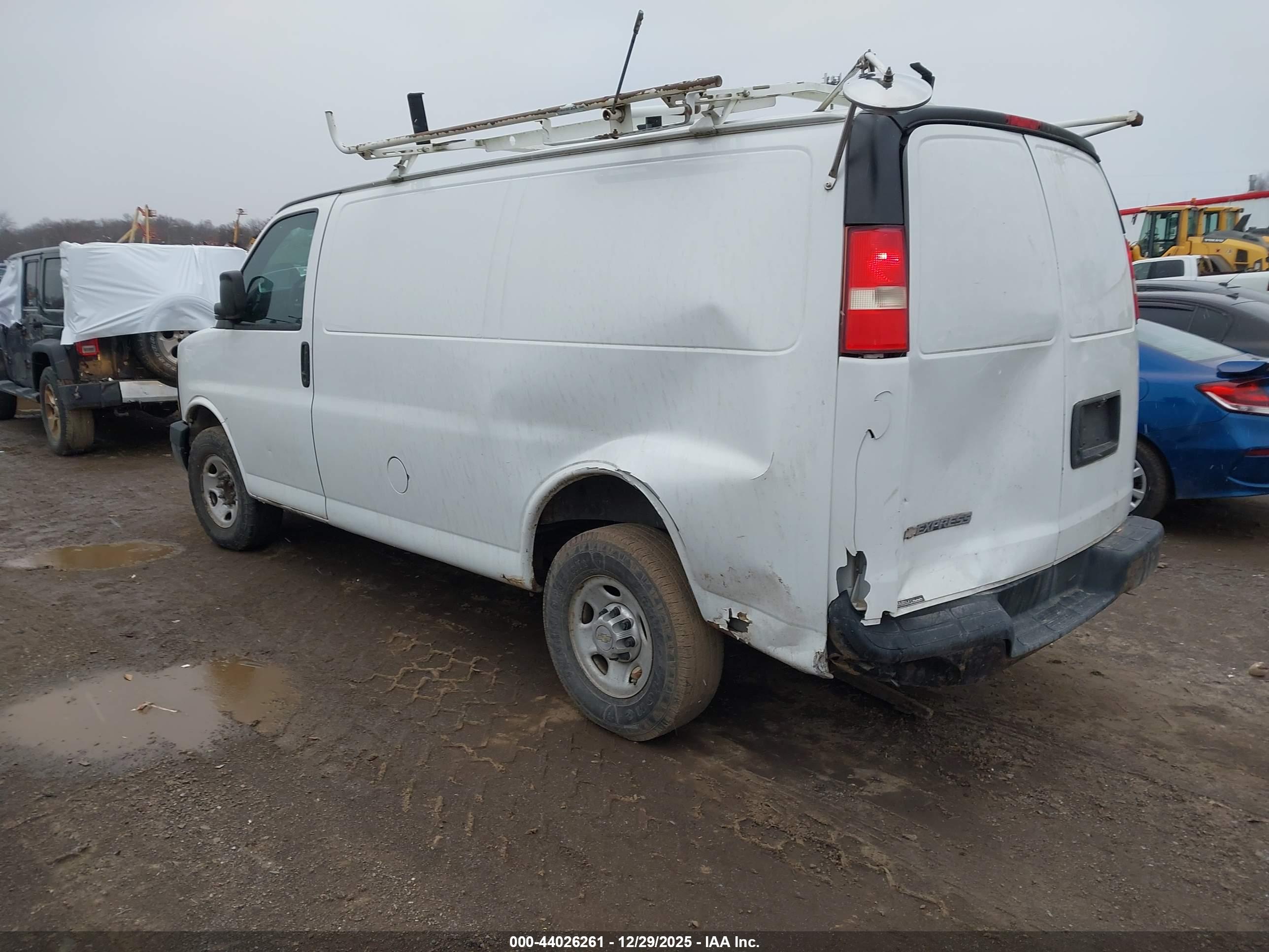 CHEVROLET EXPRESS image 3