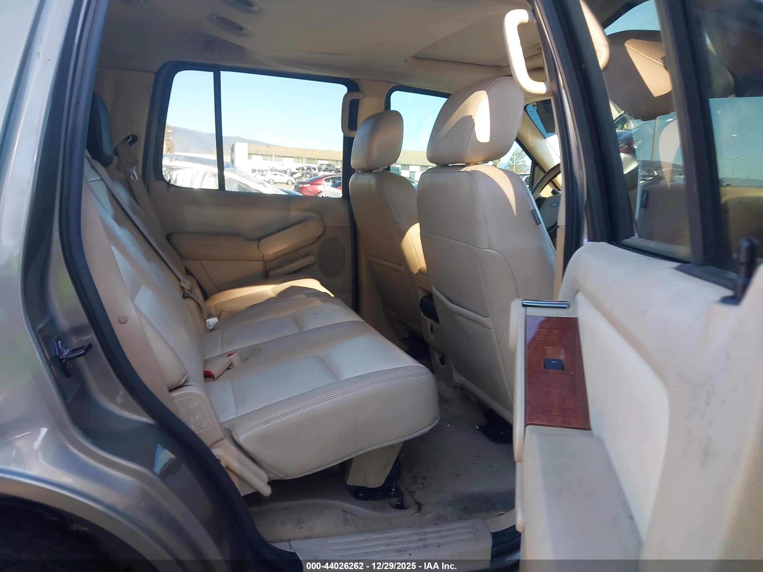 FORD EXPLORER image 8