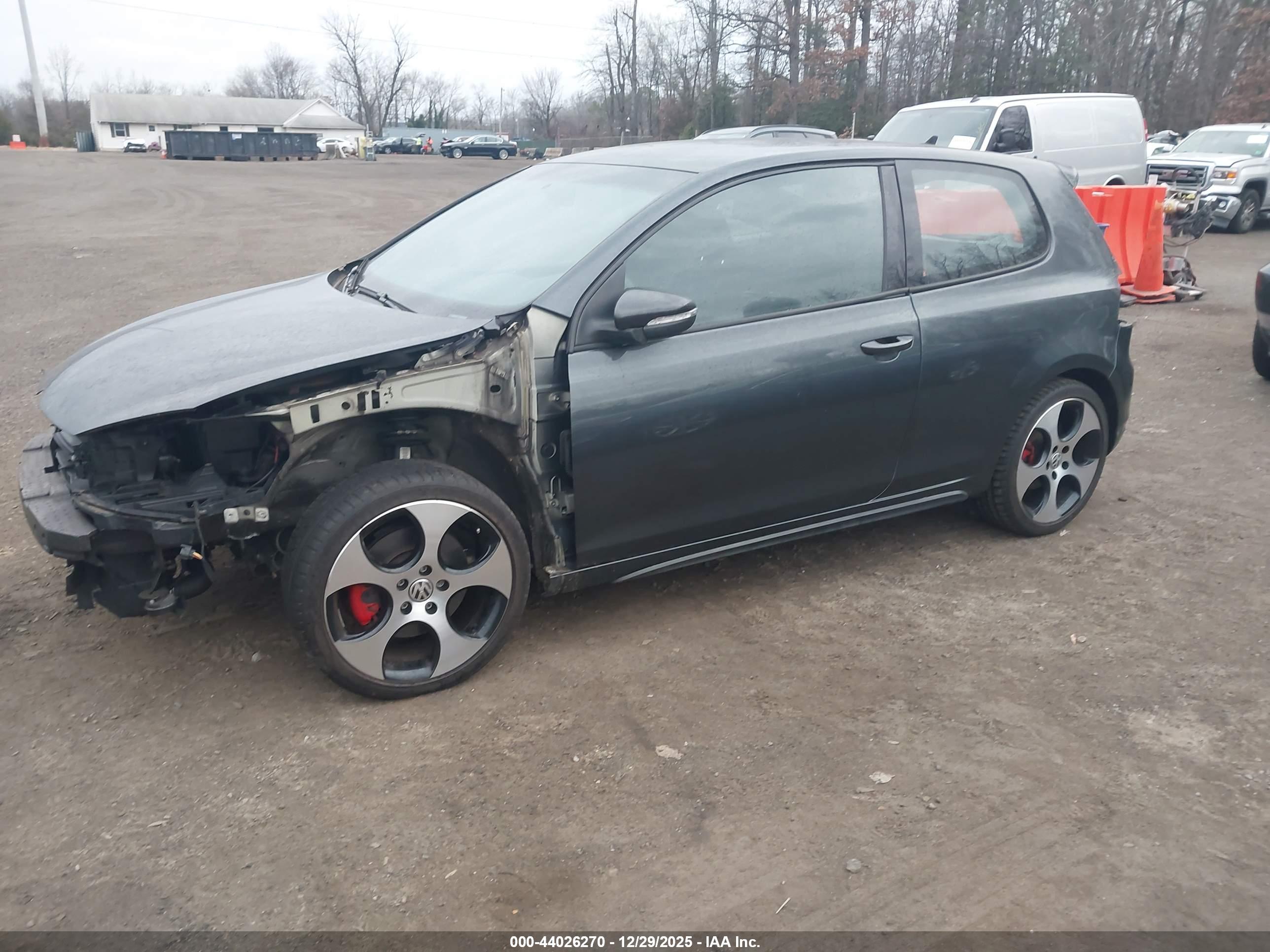 VOLKSWAGEN GTI image 2