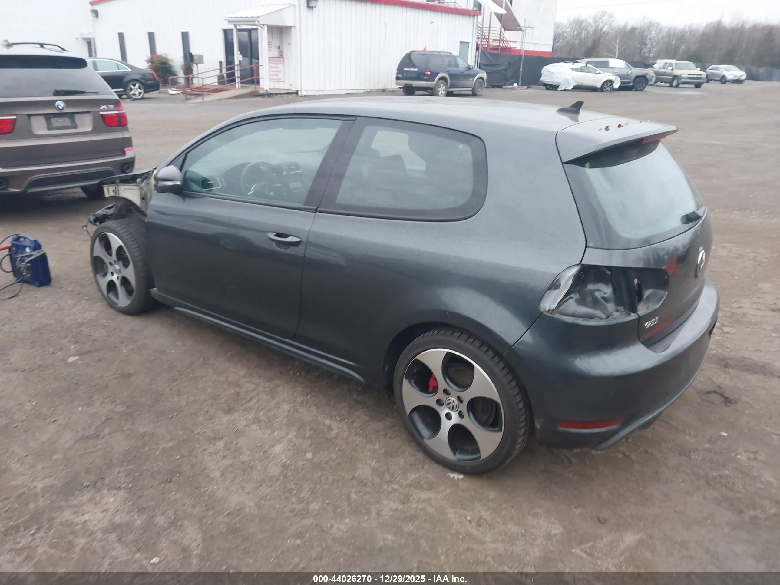 VOLKSWAGEN GTI image 3