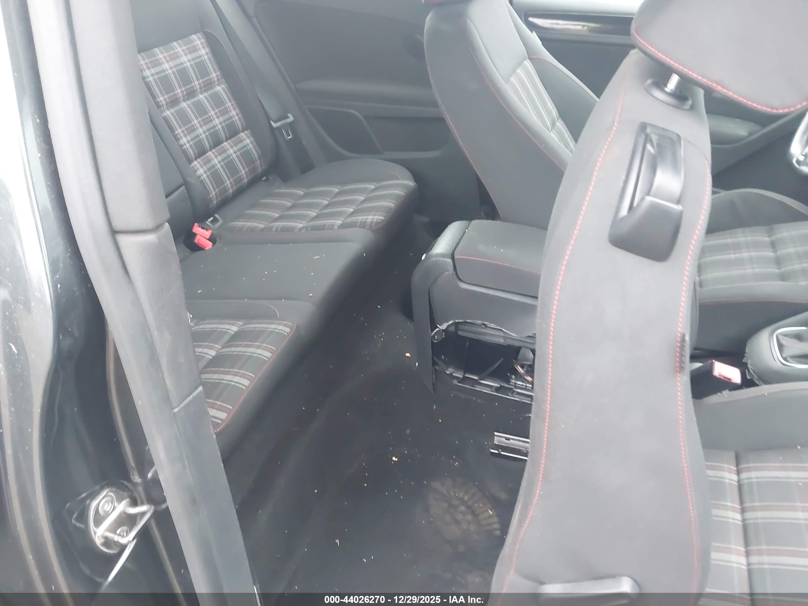VOLKSWAGEN GTI image 8