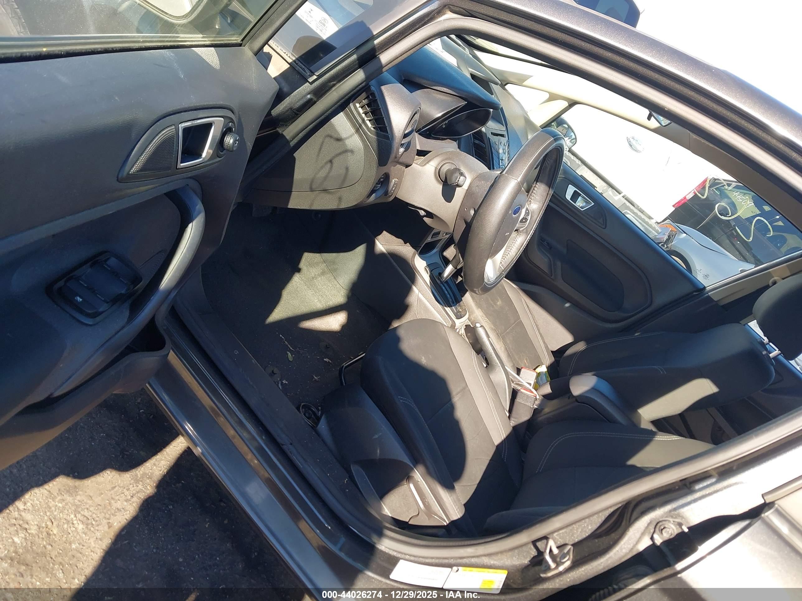 FORD FIESTA image 5