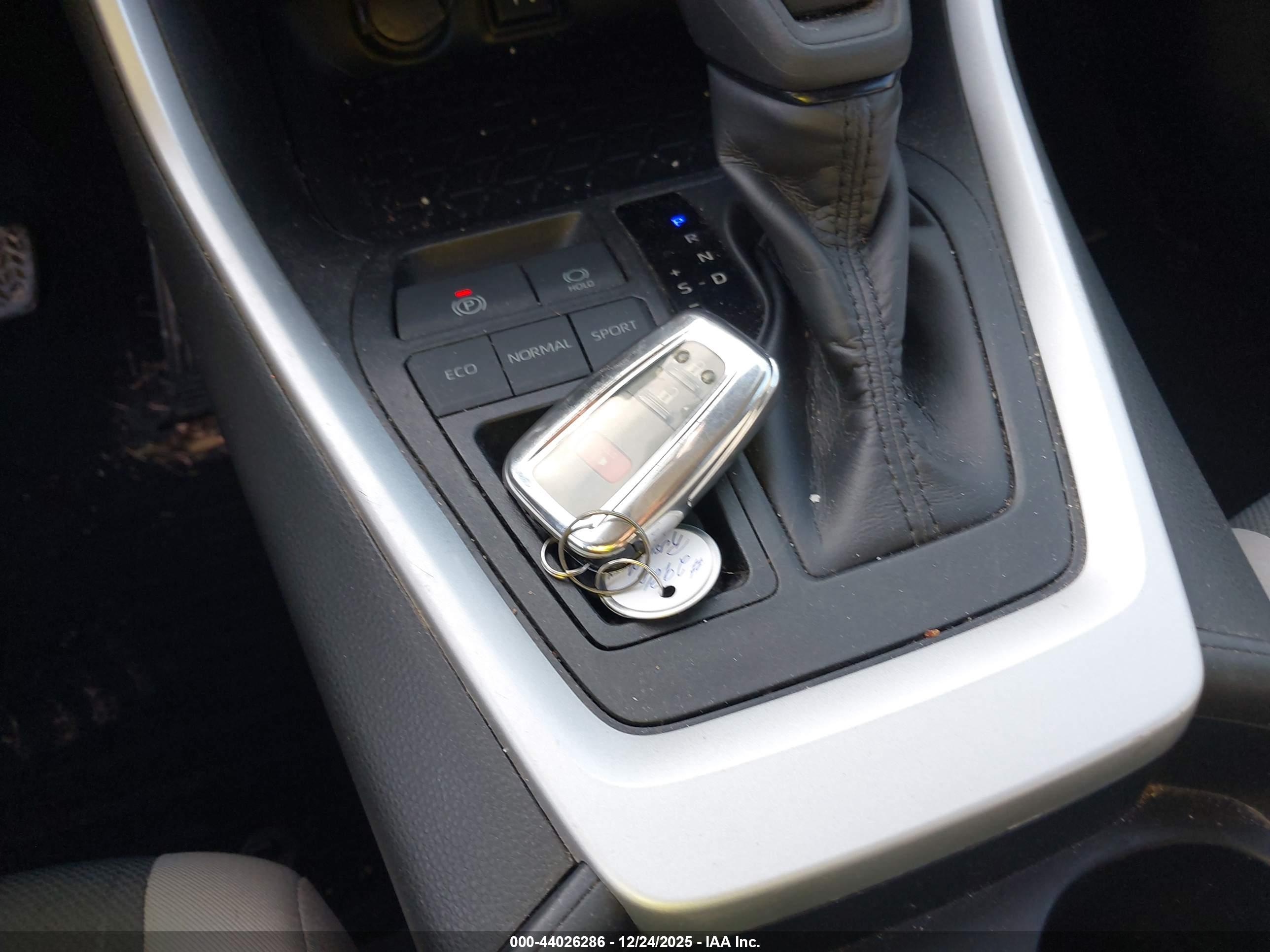 TOYOTA RAV4 image 11