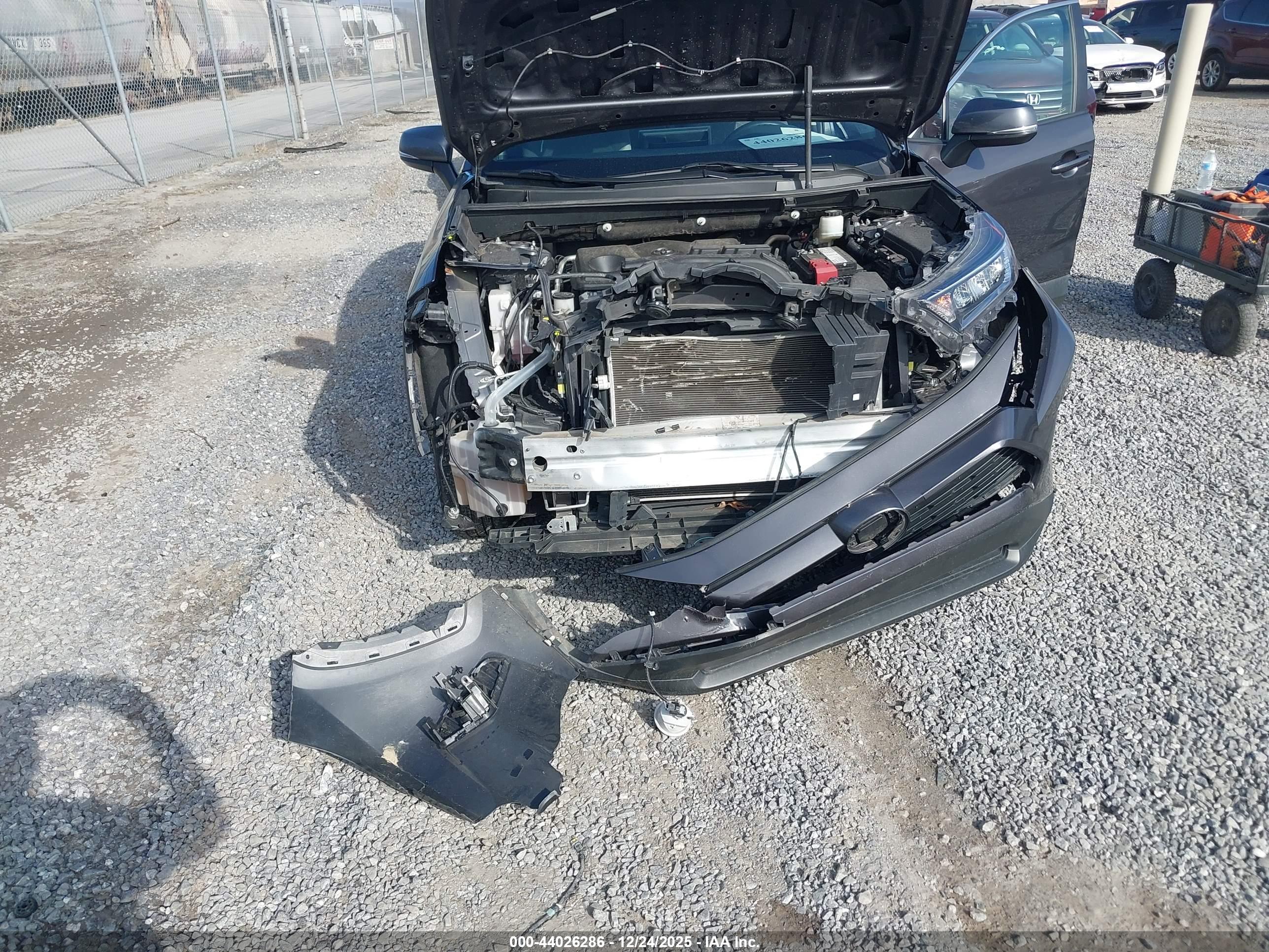 TOYOTA RAV4 image 6