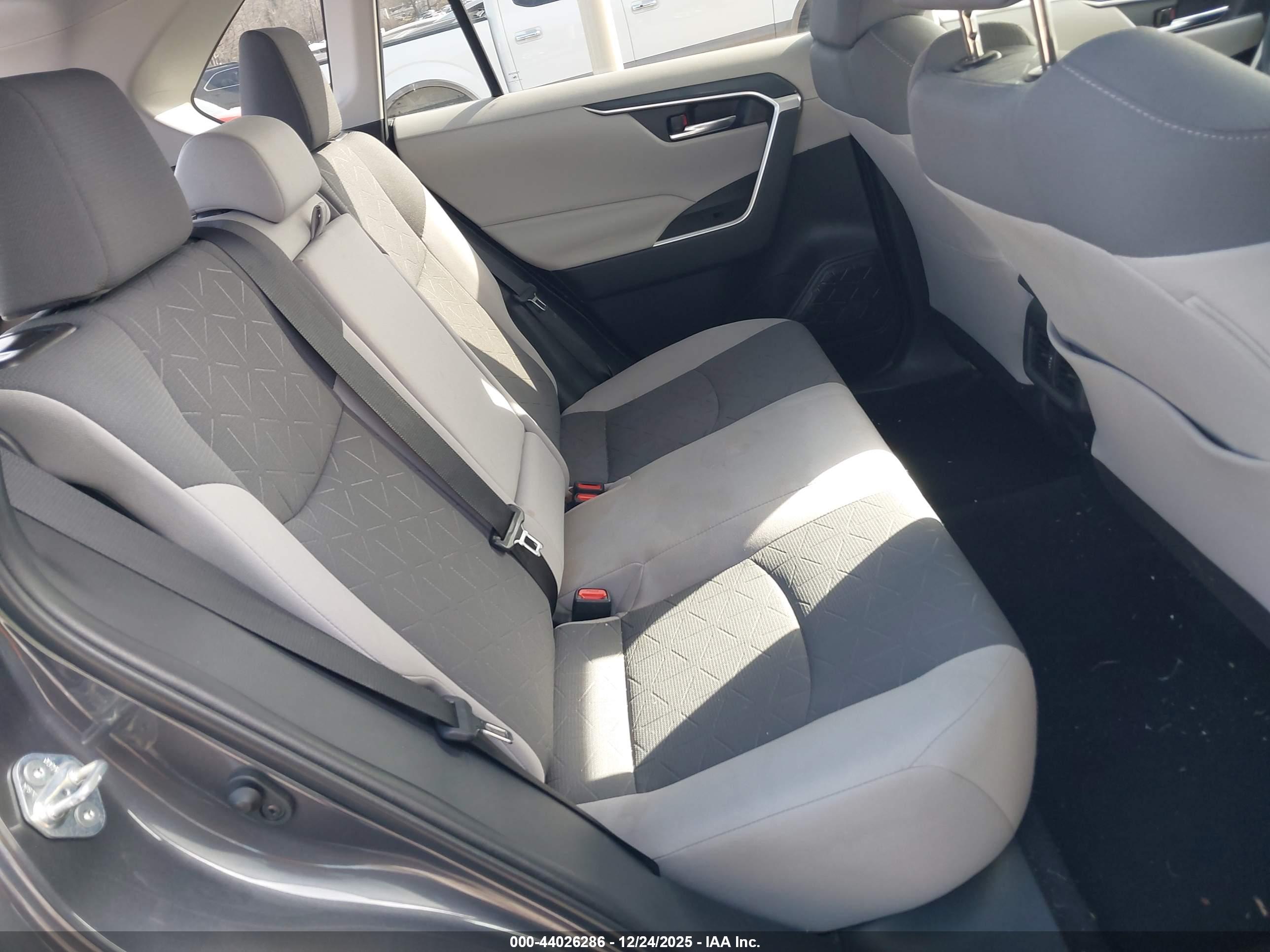 TOYOTA RAV4 image 8