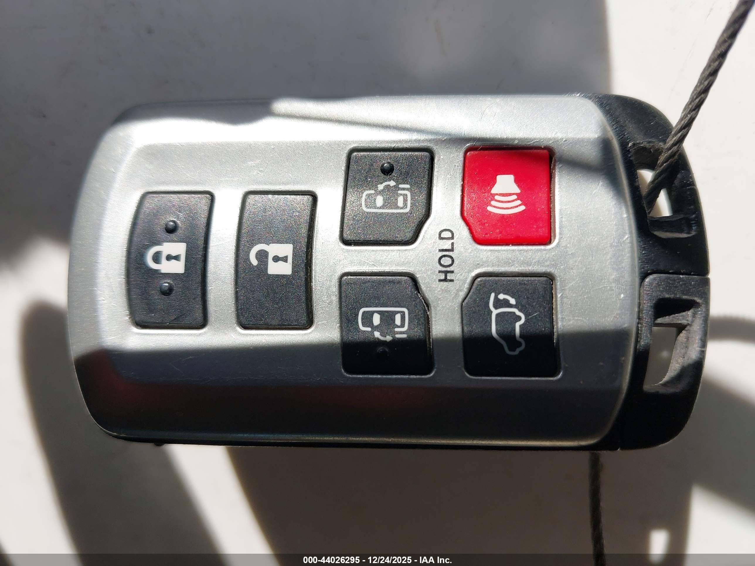 TOYOTA SIENNA image 11
