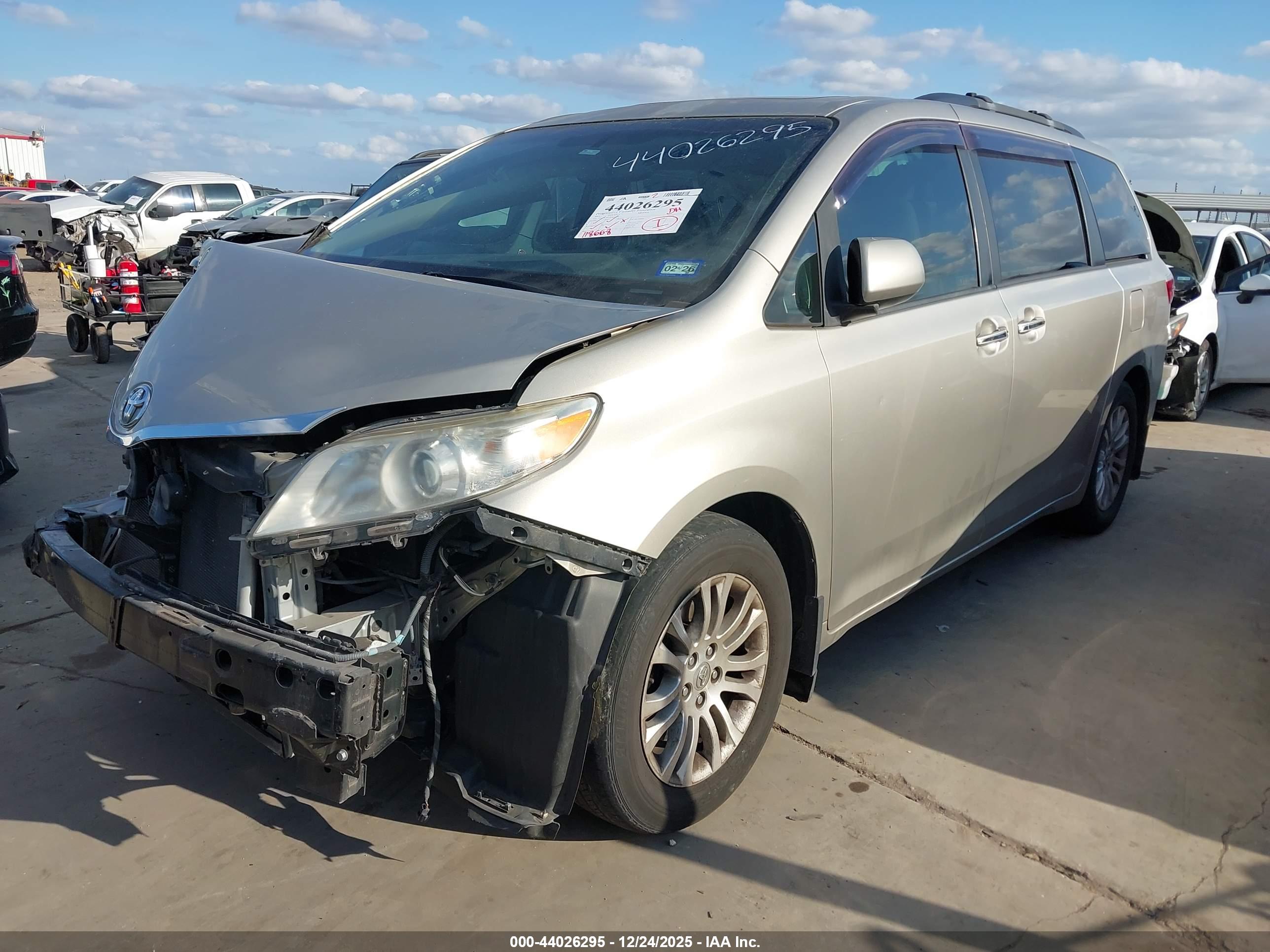 TOYOTA SIENNA image 2