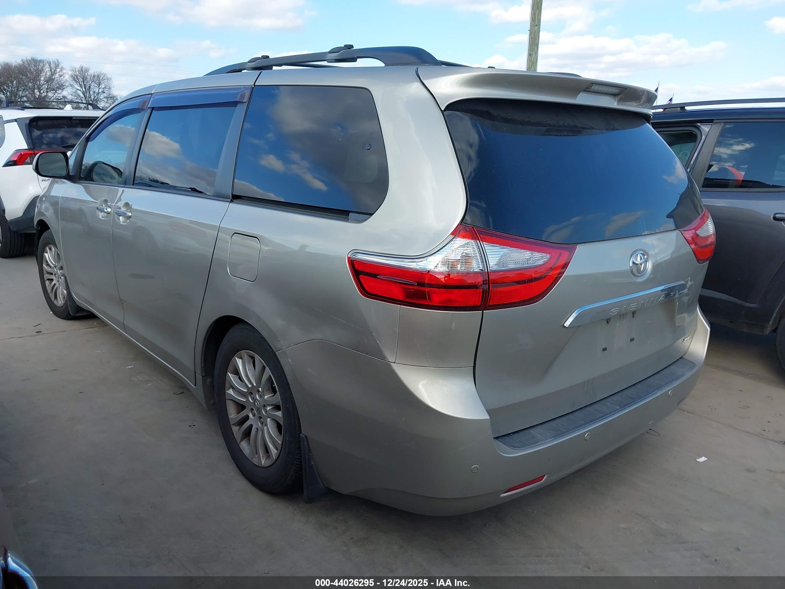 TOYOTA SIENNA image 3