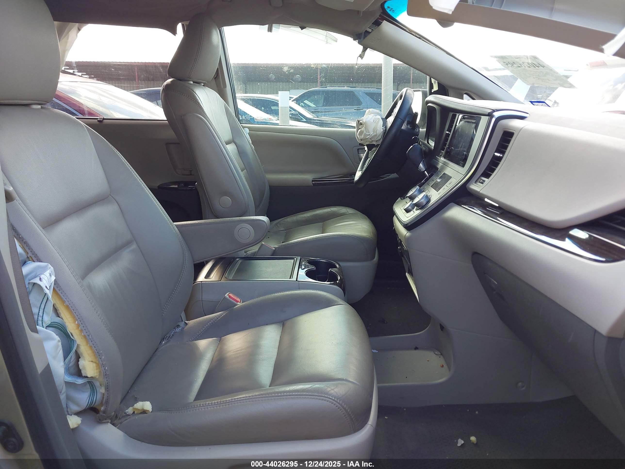 TOYOTA SIENNA image 5