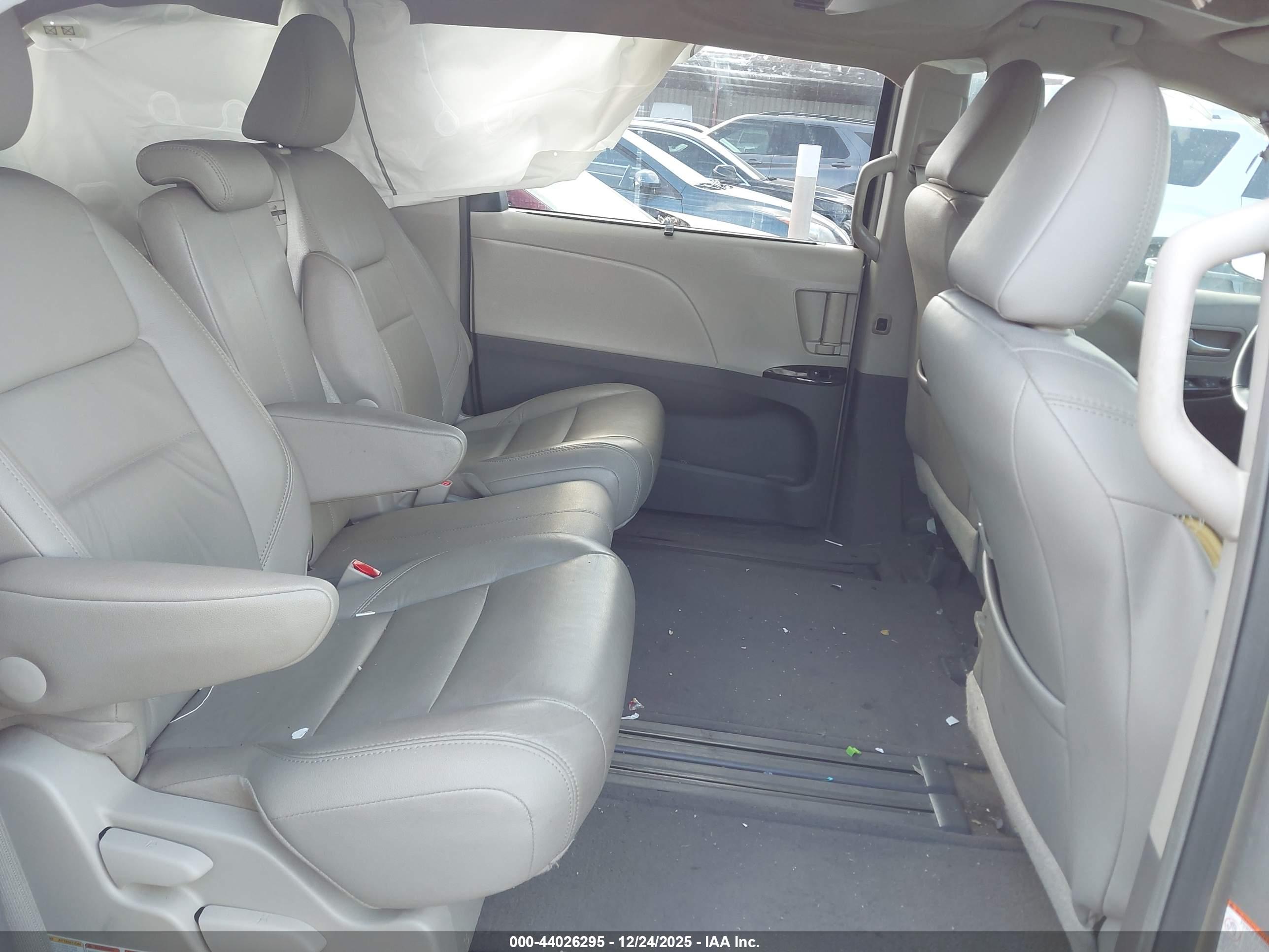 TOYOTA SIENNA image 8