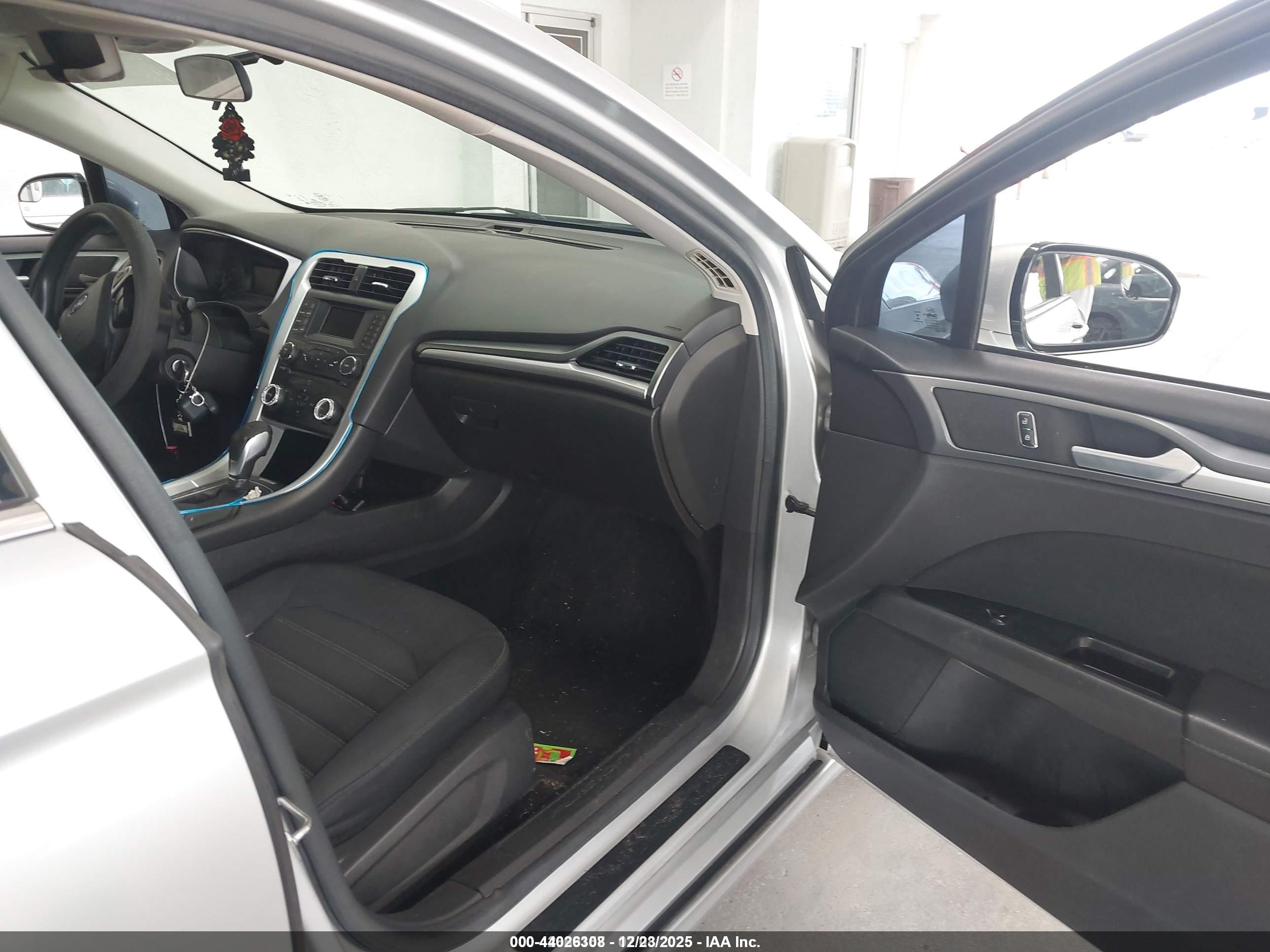 FORD FUSION image 5