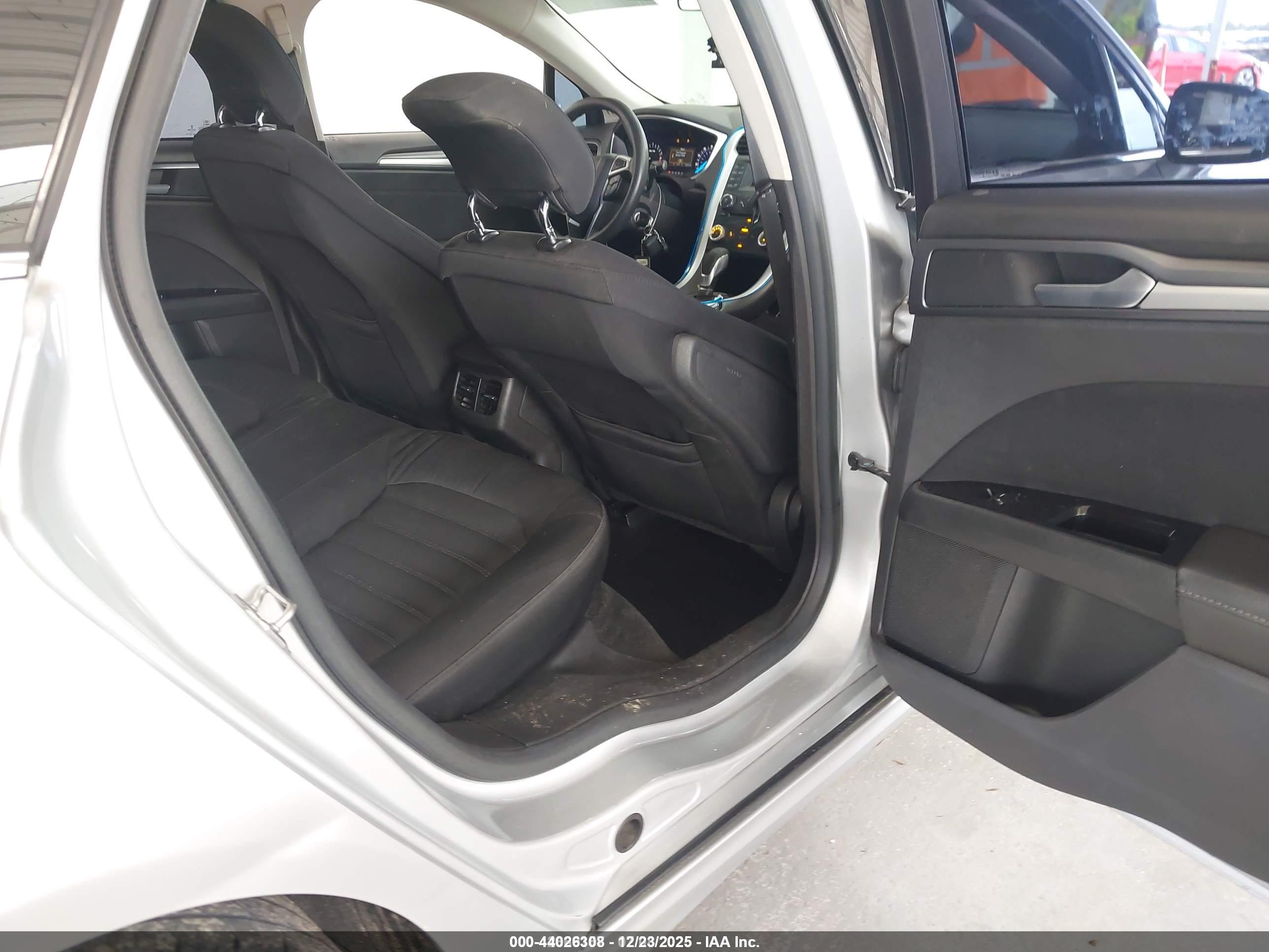 FORD FUSION image 8
