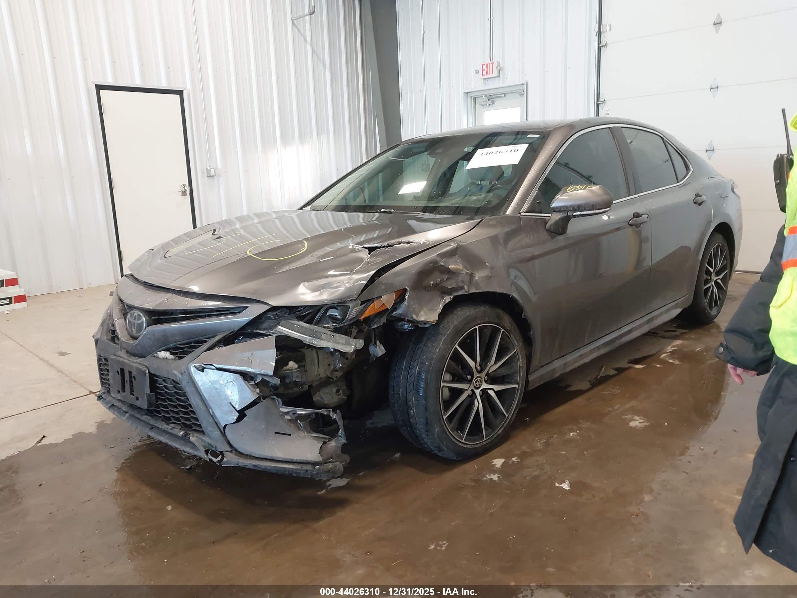 TOYOTA CAMRY image 6