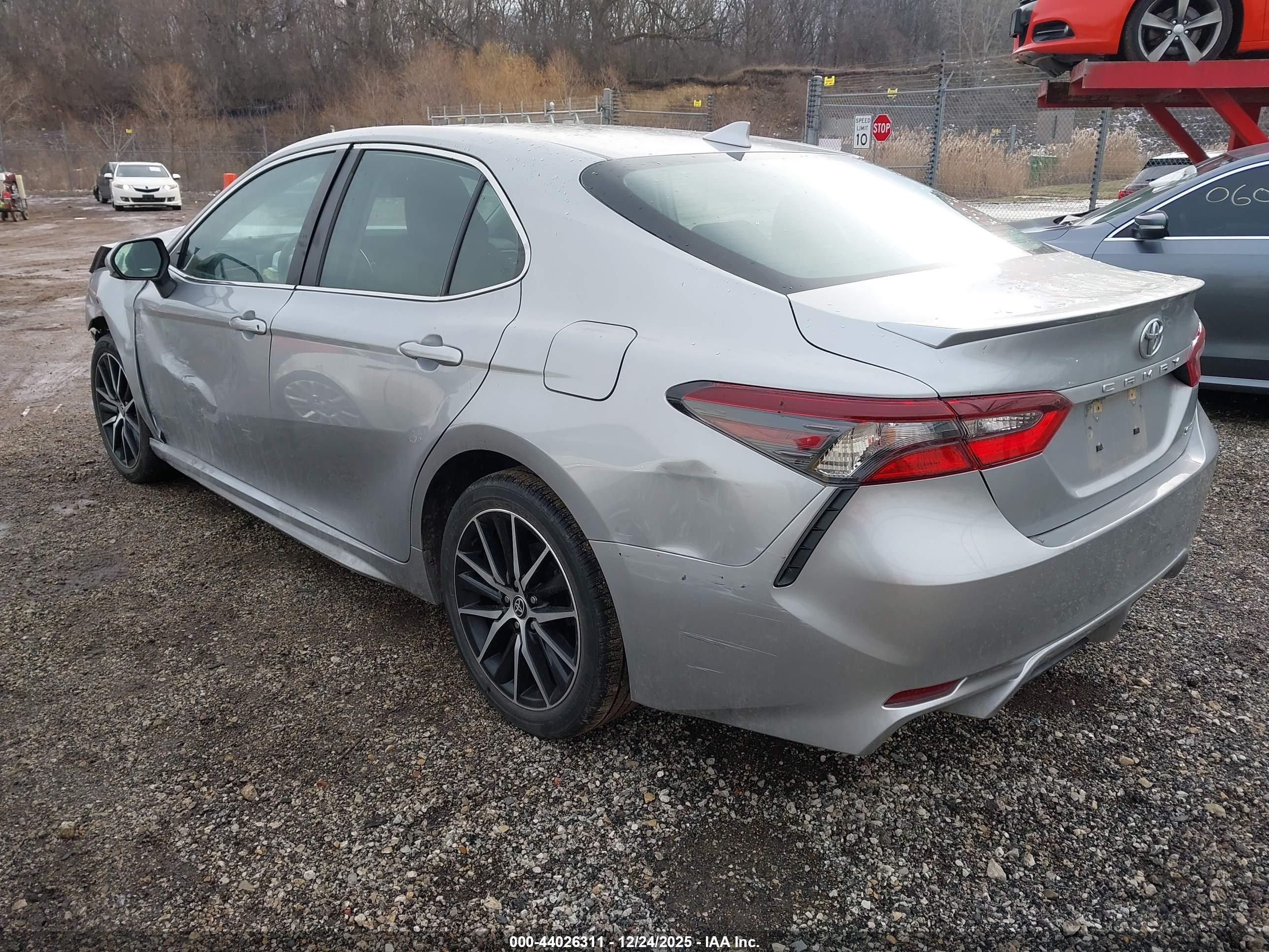 TOYOTA CAMRY image 3