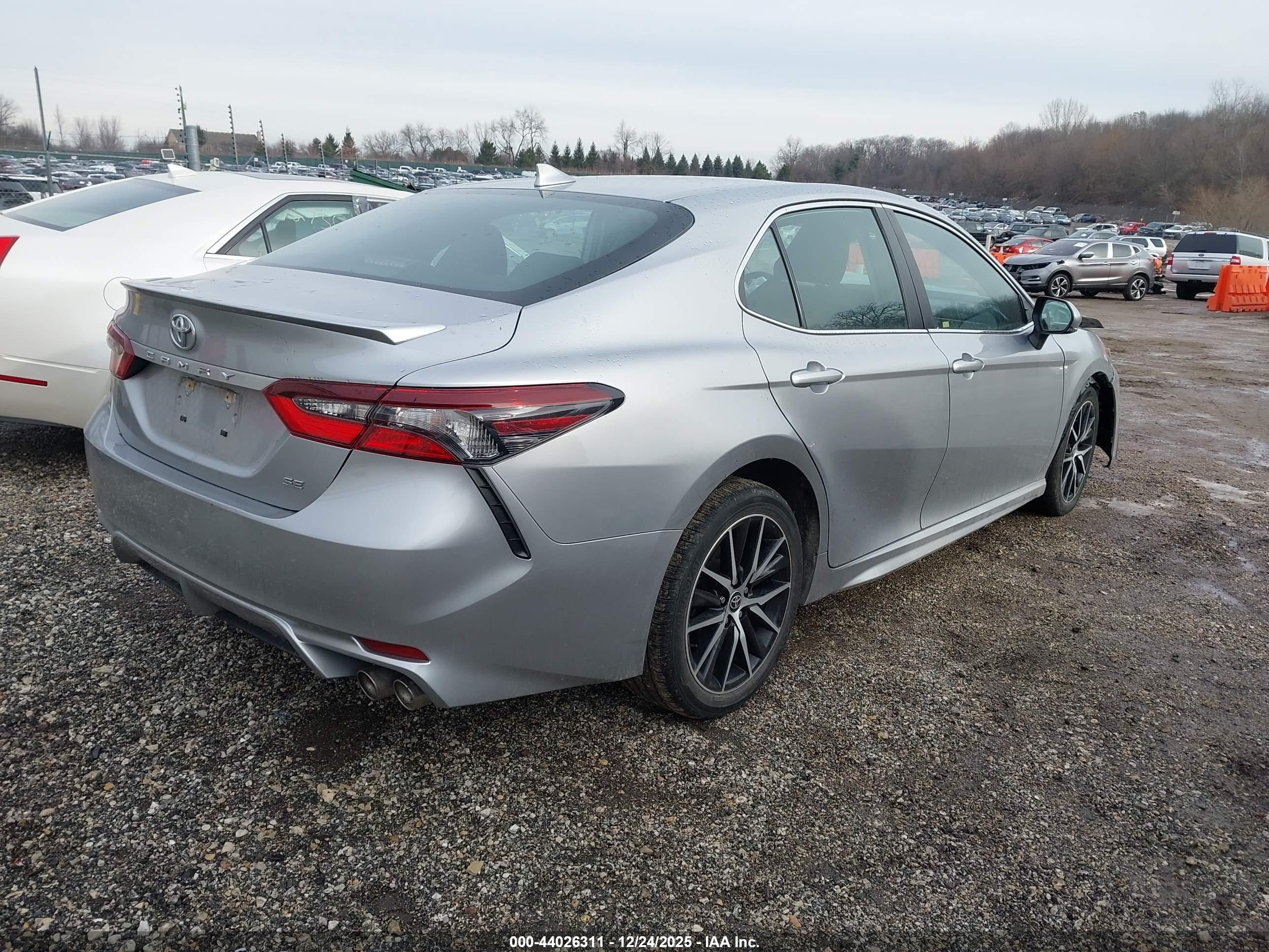 TOYOTA CAMRY image 4