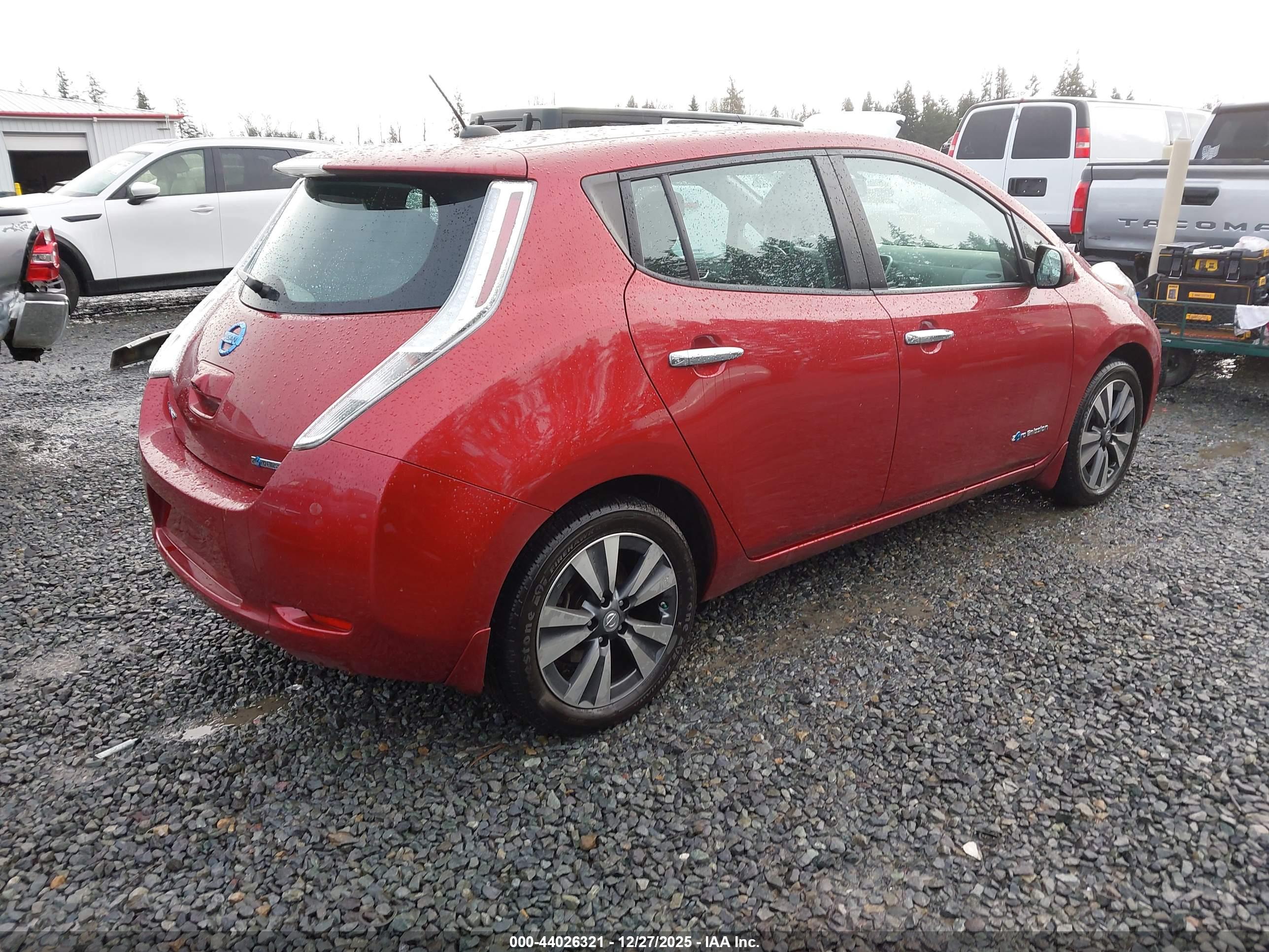 NISSAN LEAF image 4
