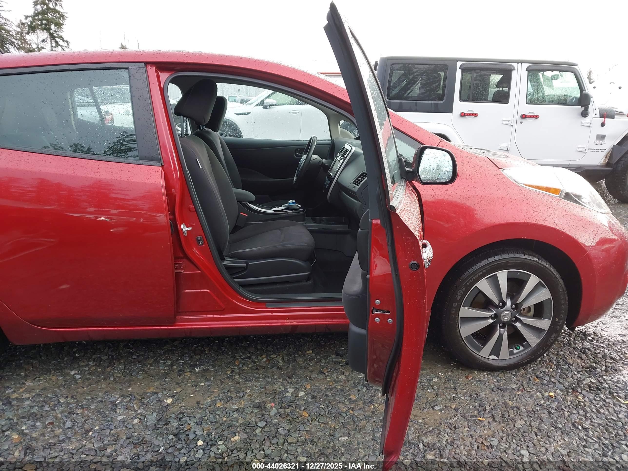 NISSAN LEAF image 5
