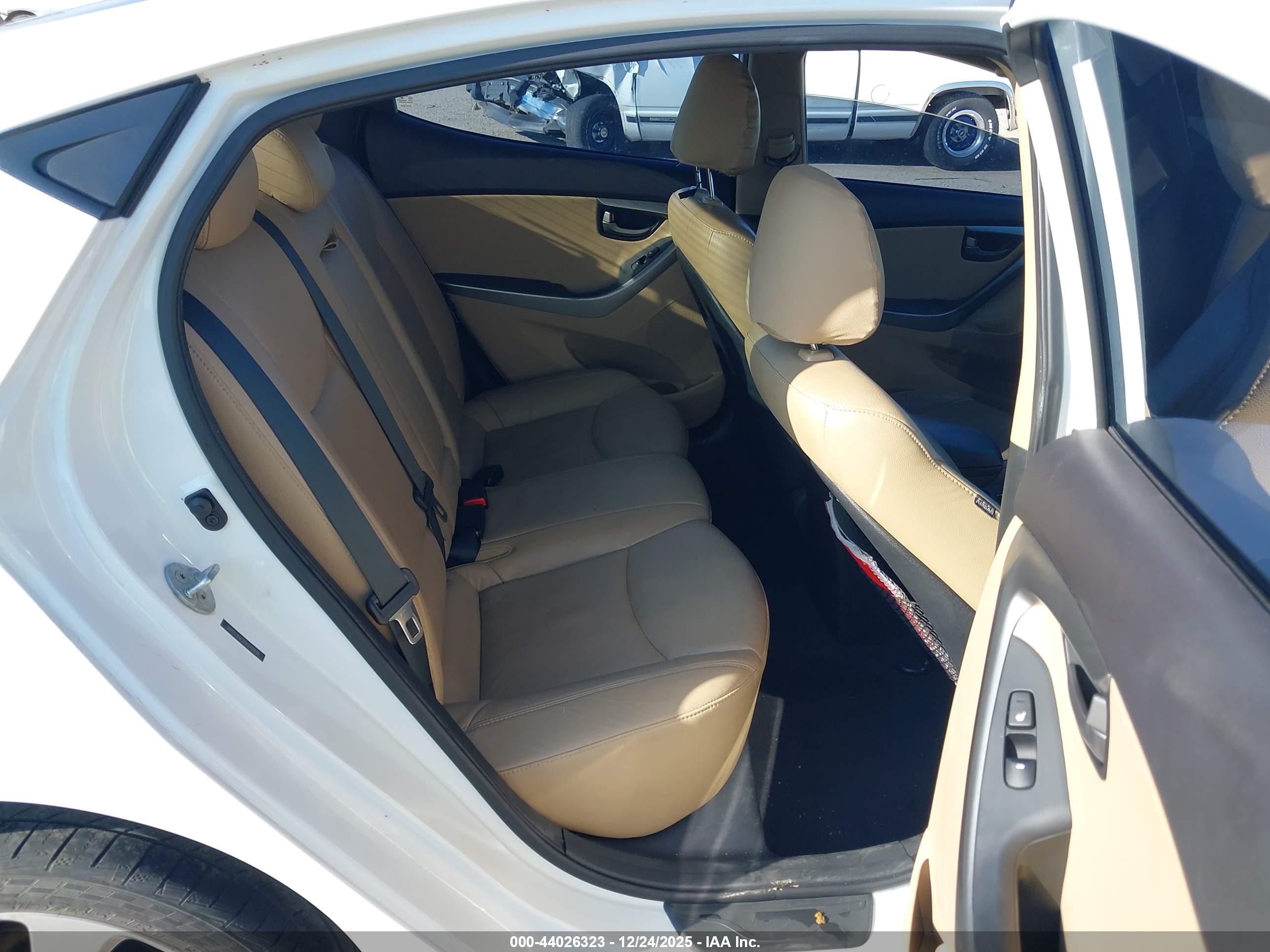 HYUNDAI ELANTRA image 8