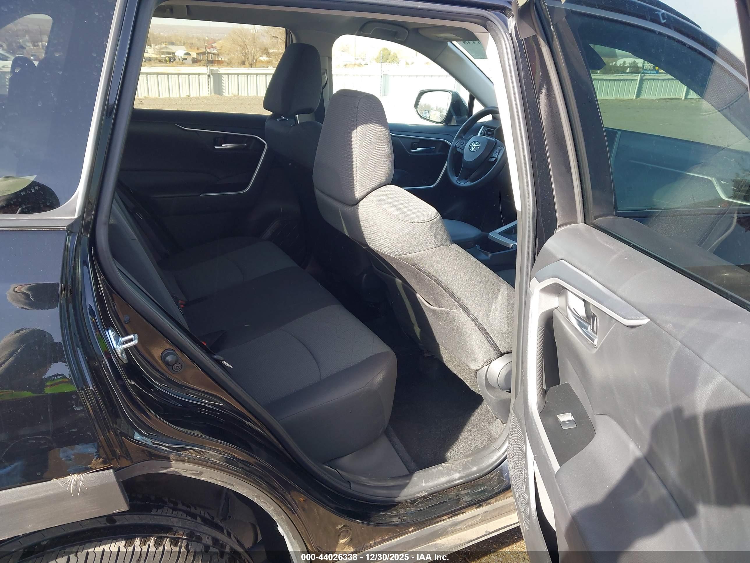 TOYOTA RAV4 image 8