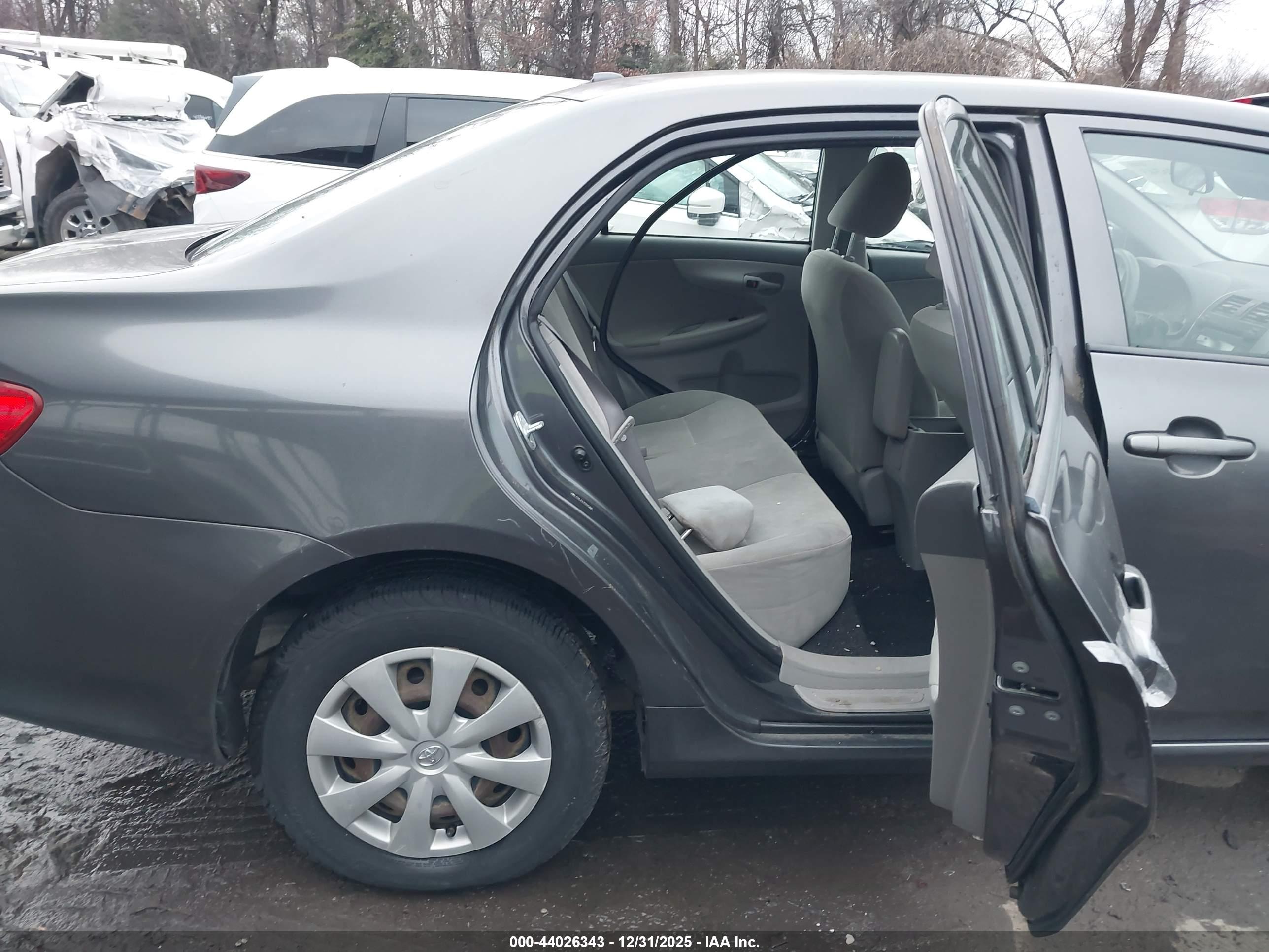 TOYOTA COROLLA image 8