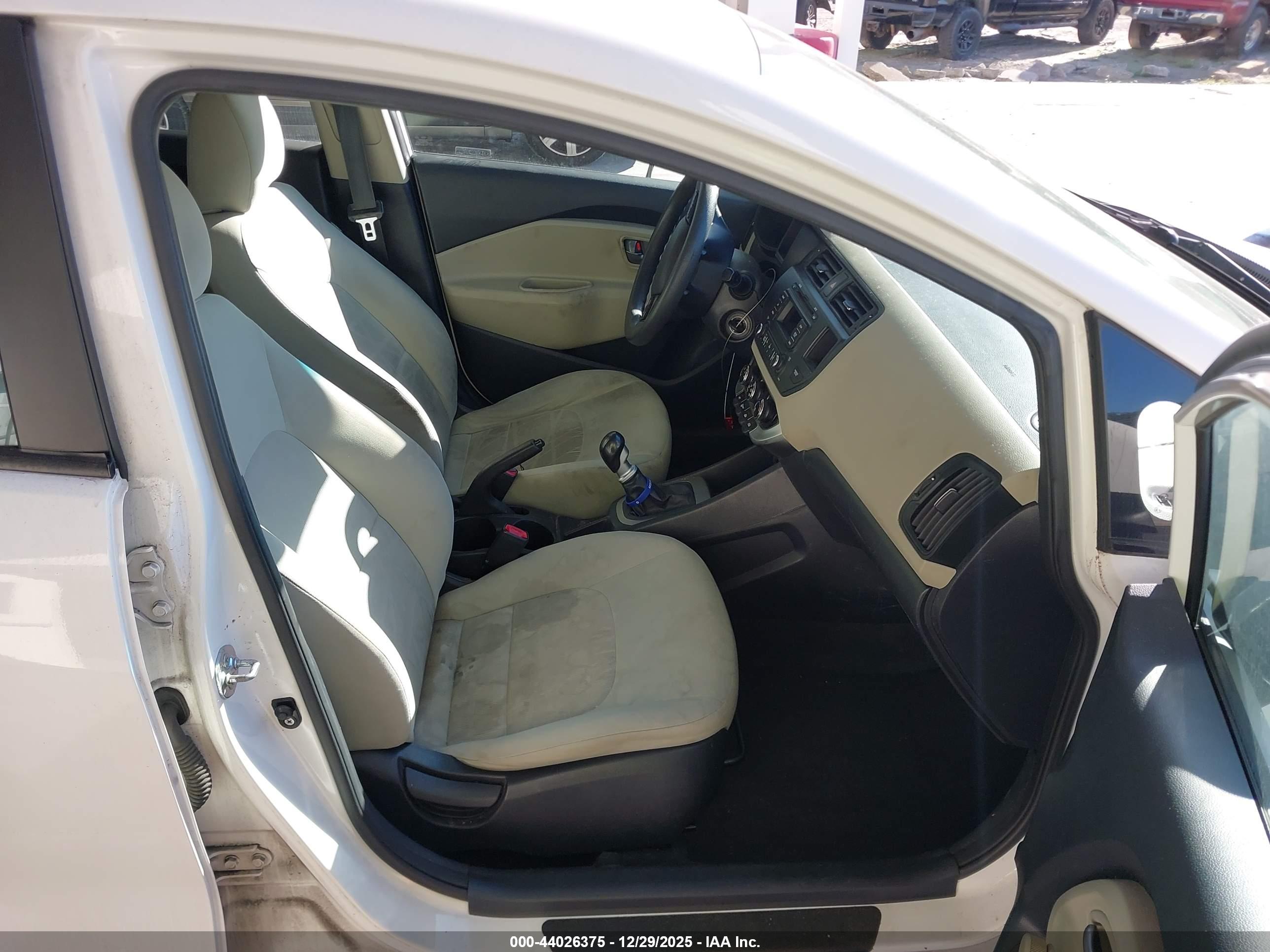 KIA RIO5 image 5