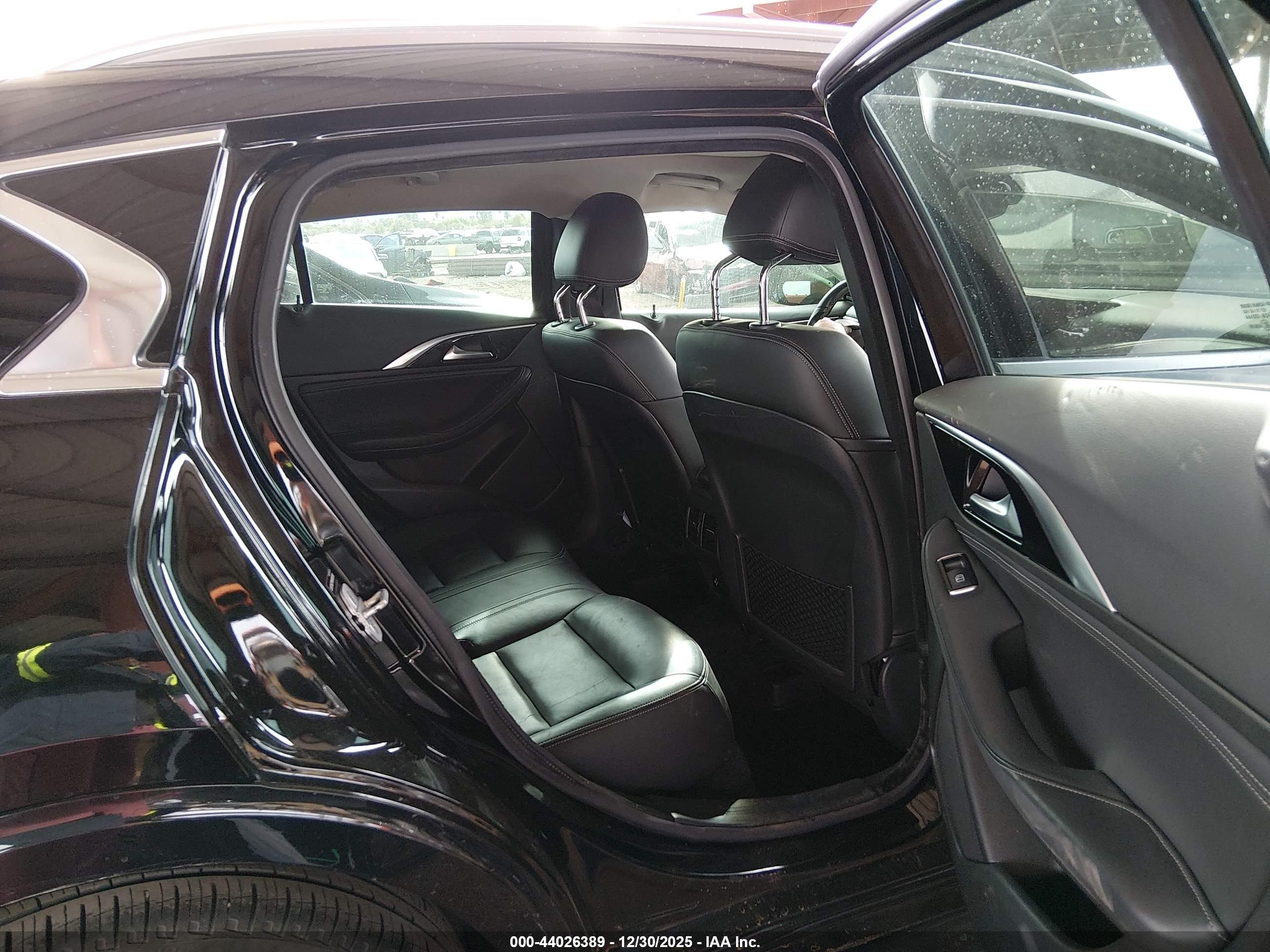 INFINITI QX30 image 8