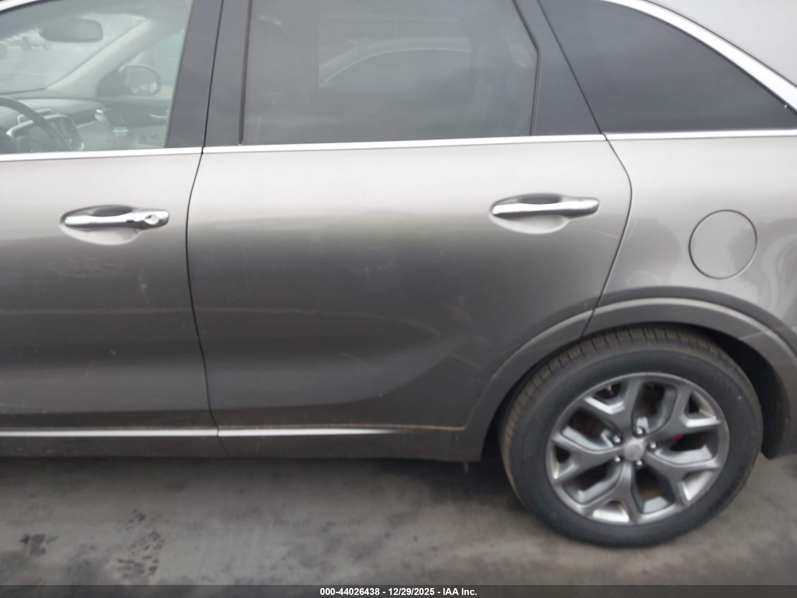 KIA SORENTO image 6