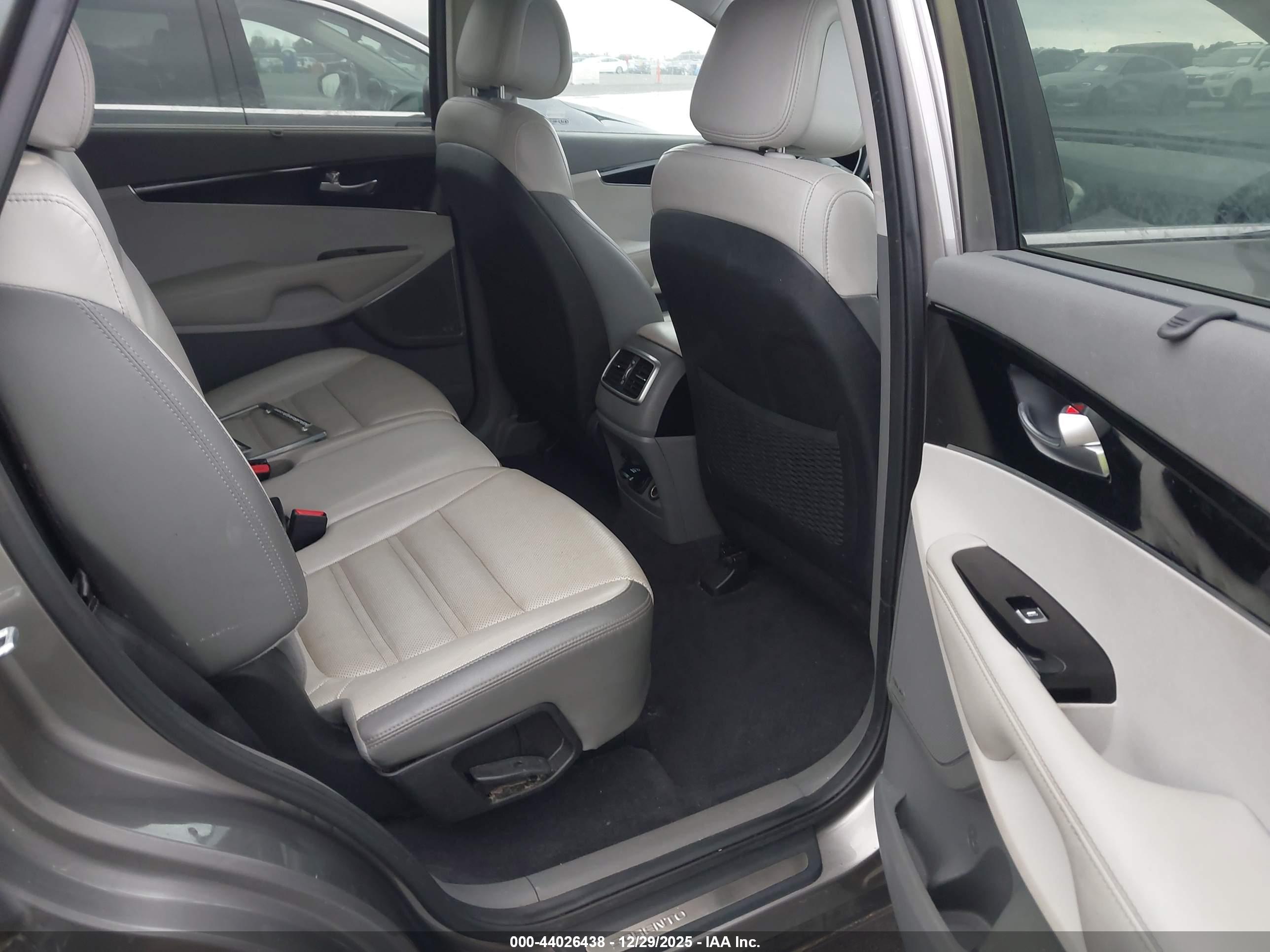 KIA SORENTO image 8