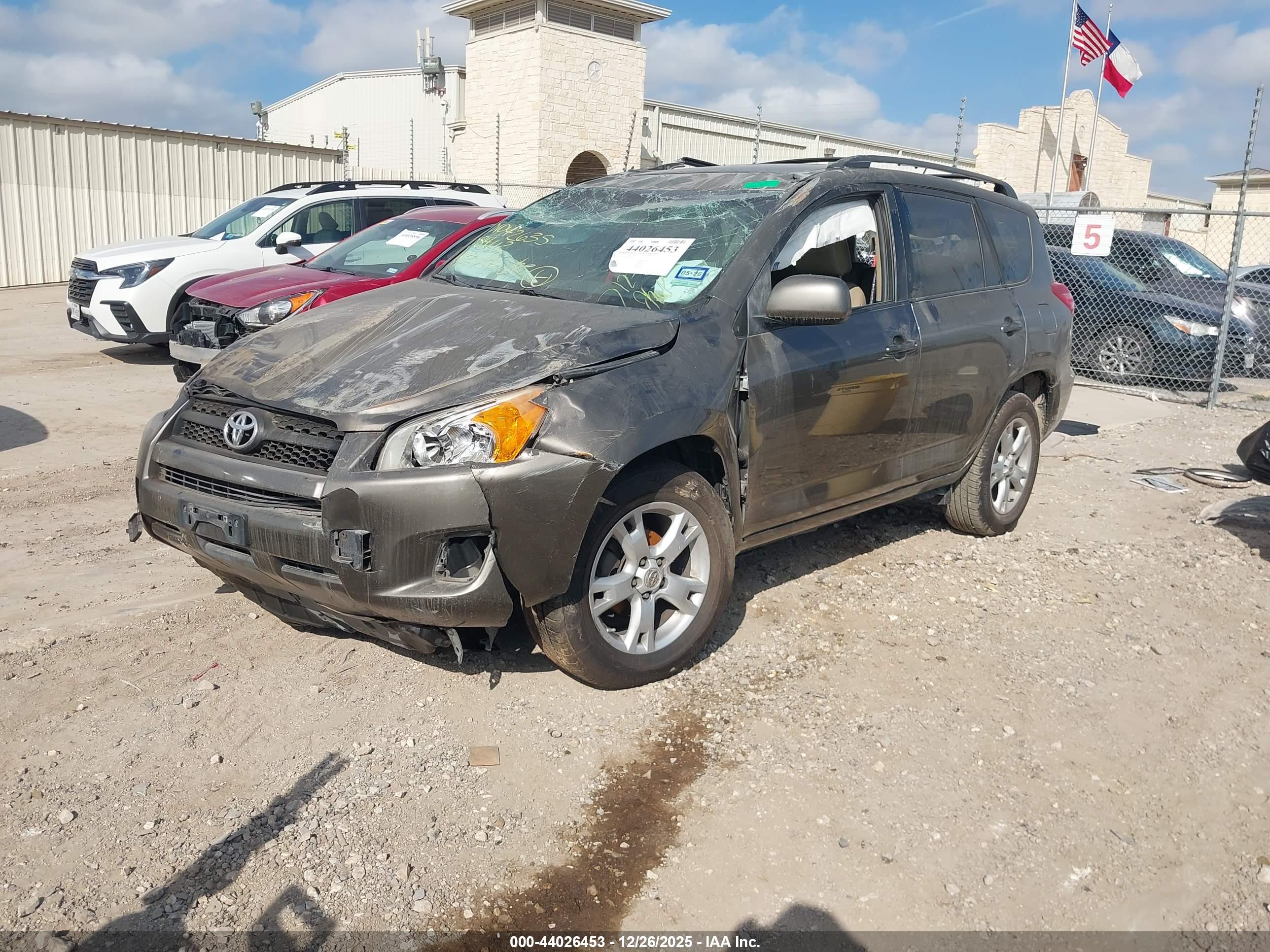 TOYOTA RAV4 image 2