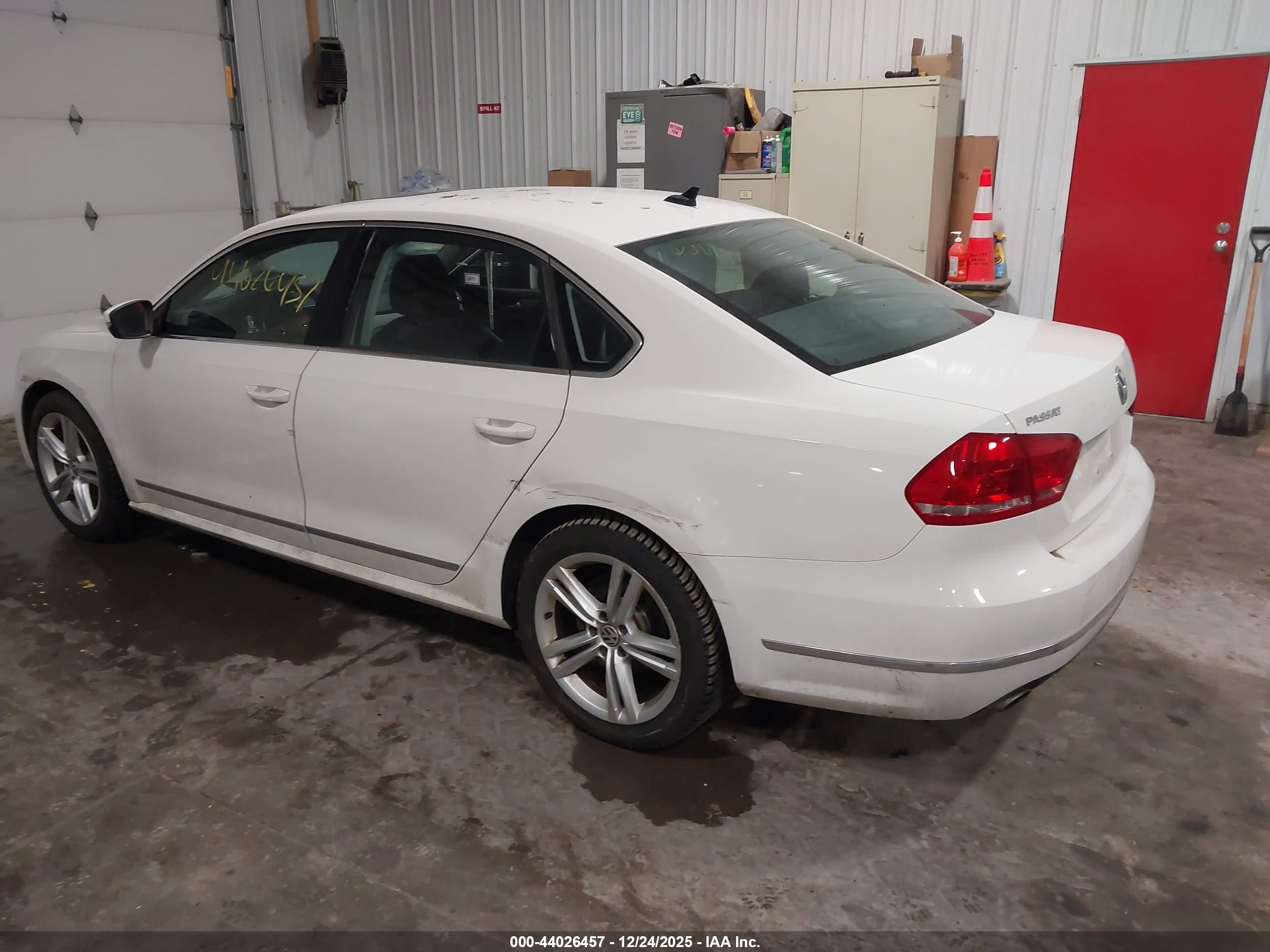 VOLKSWAGEN PASSAT image 3