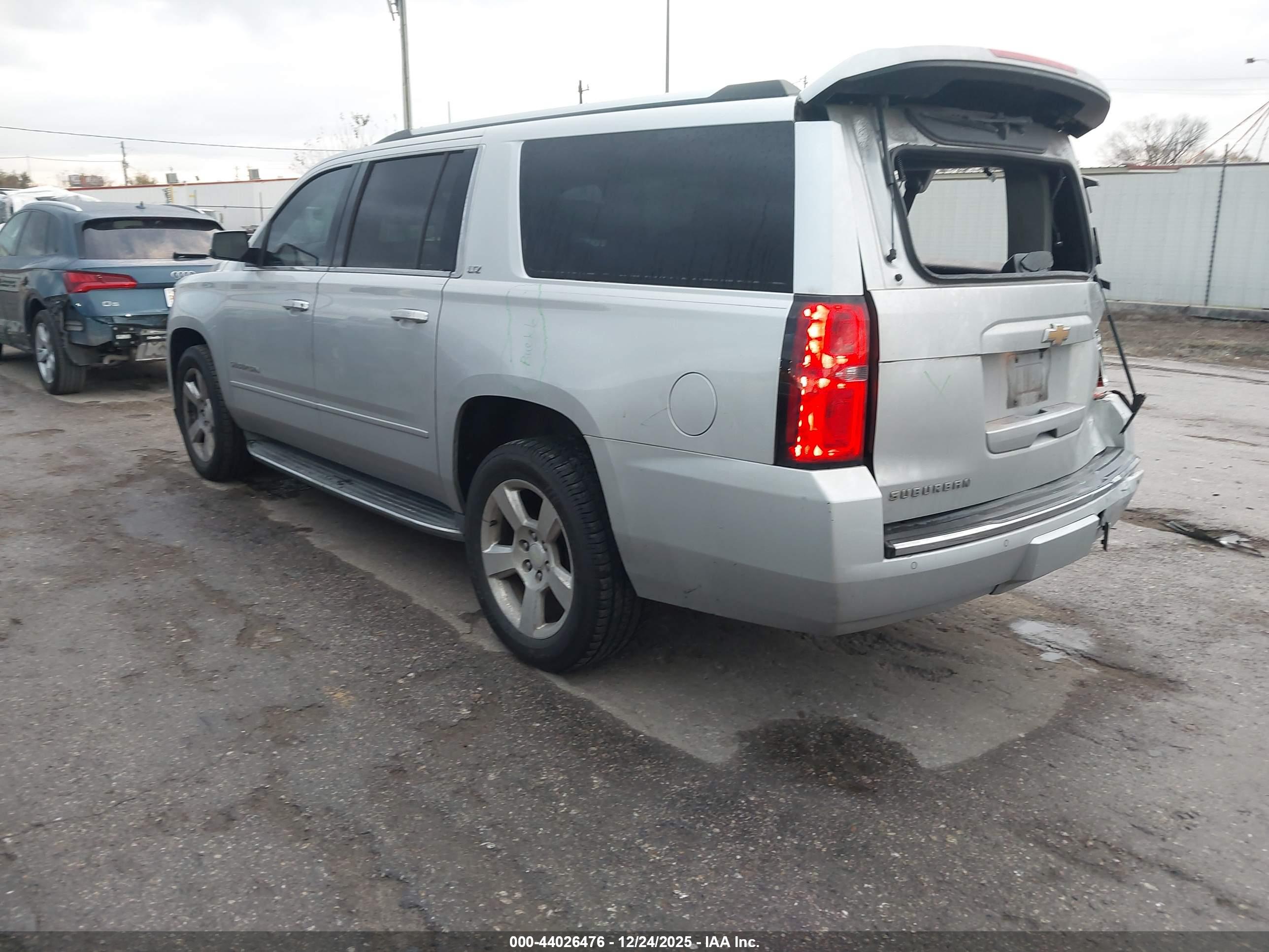 CHEVROLET SUBURBAN image 3