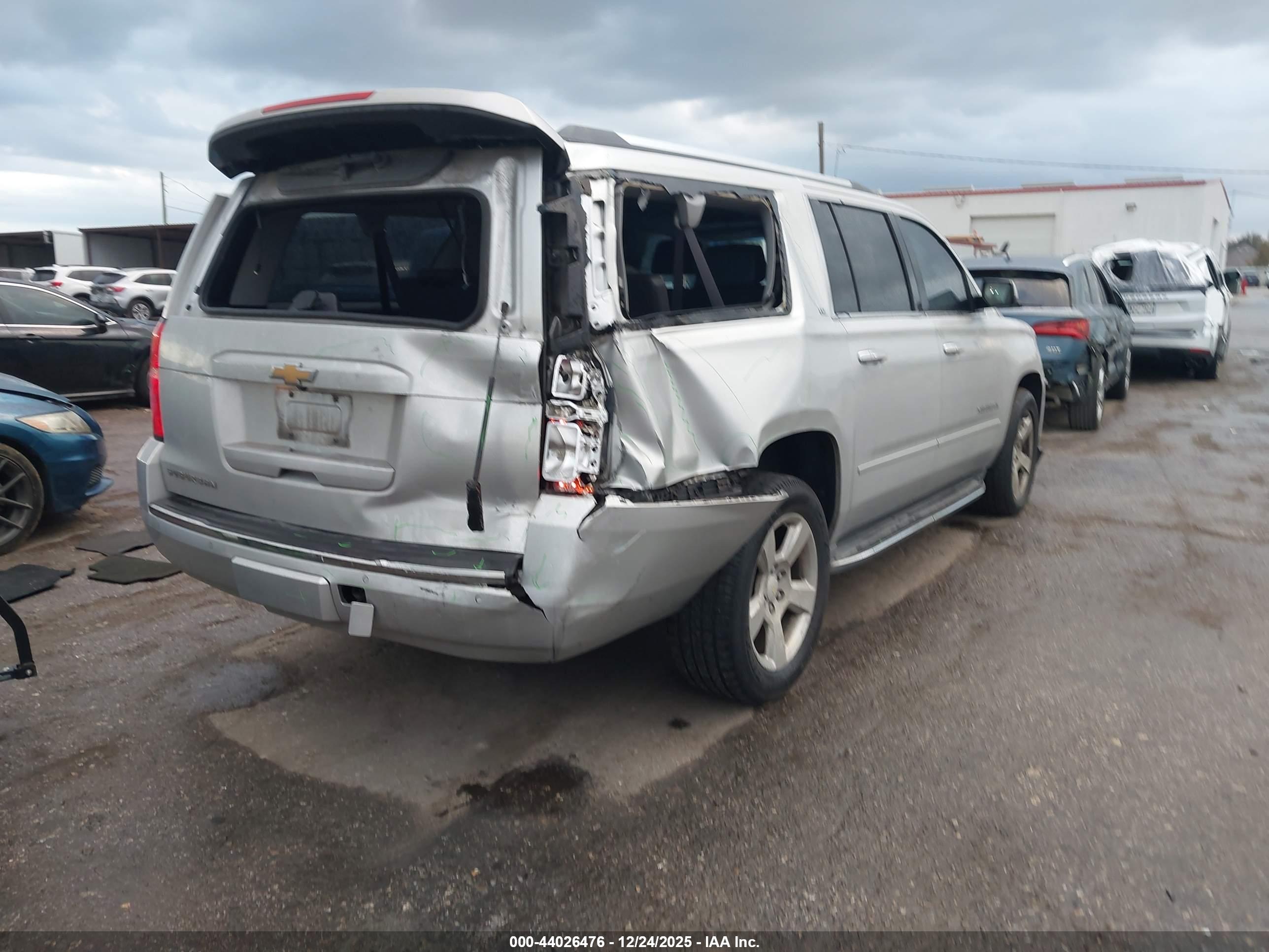 CHEVROLET SUBURBAN image 4