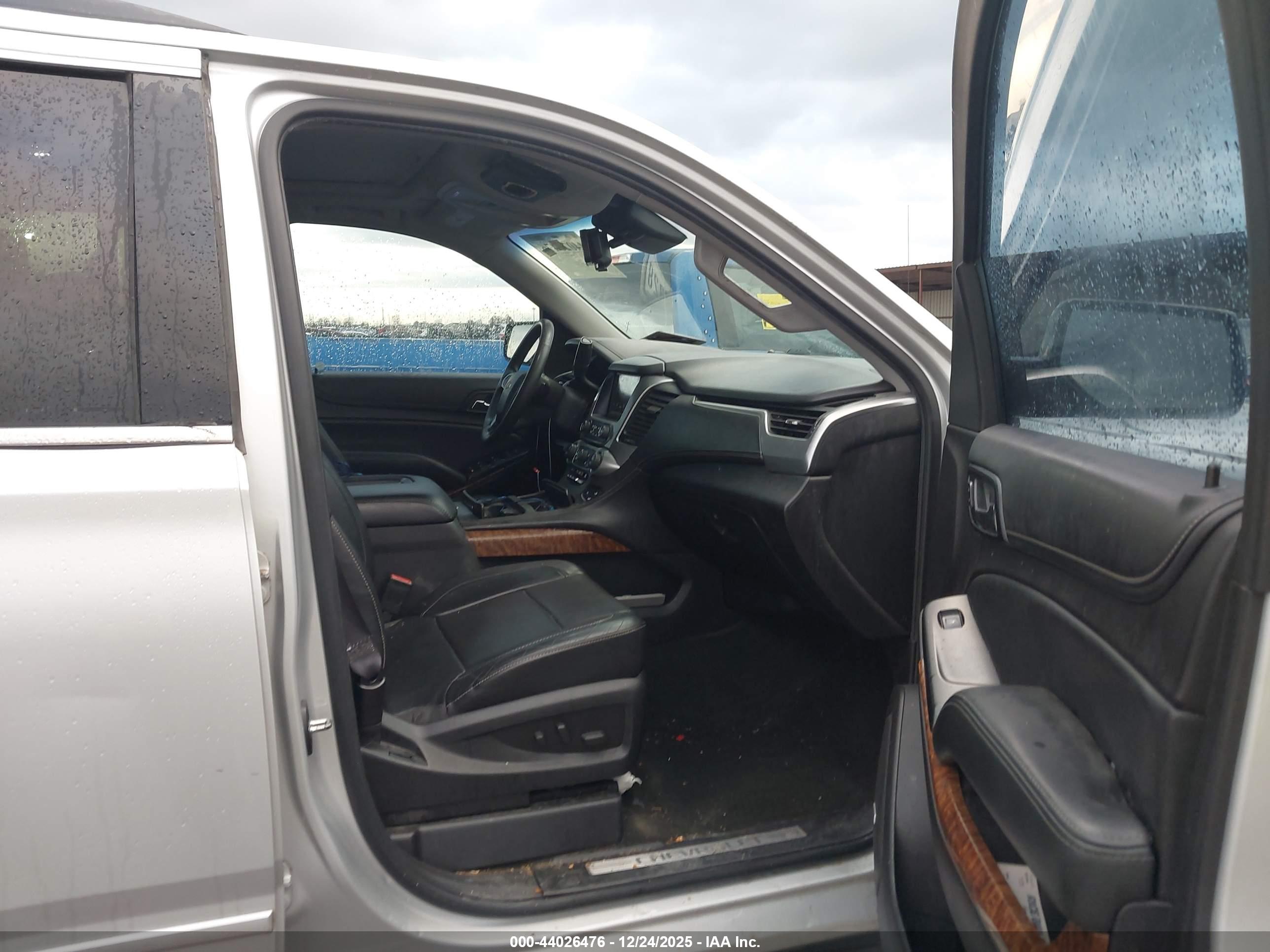 CHEVROLET SUBURBAN image 5