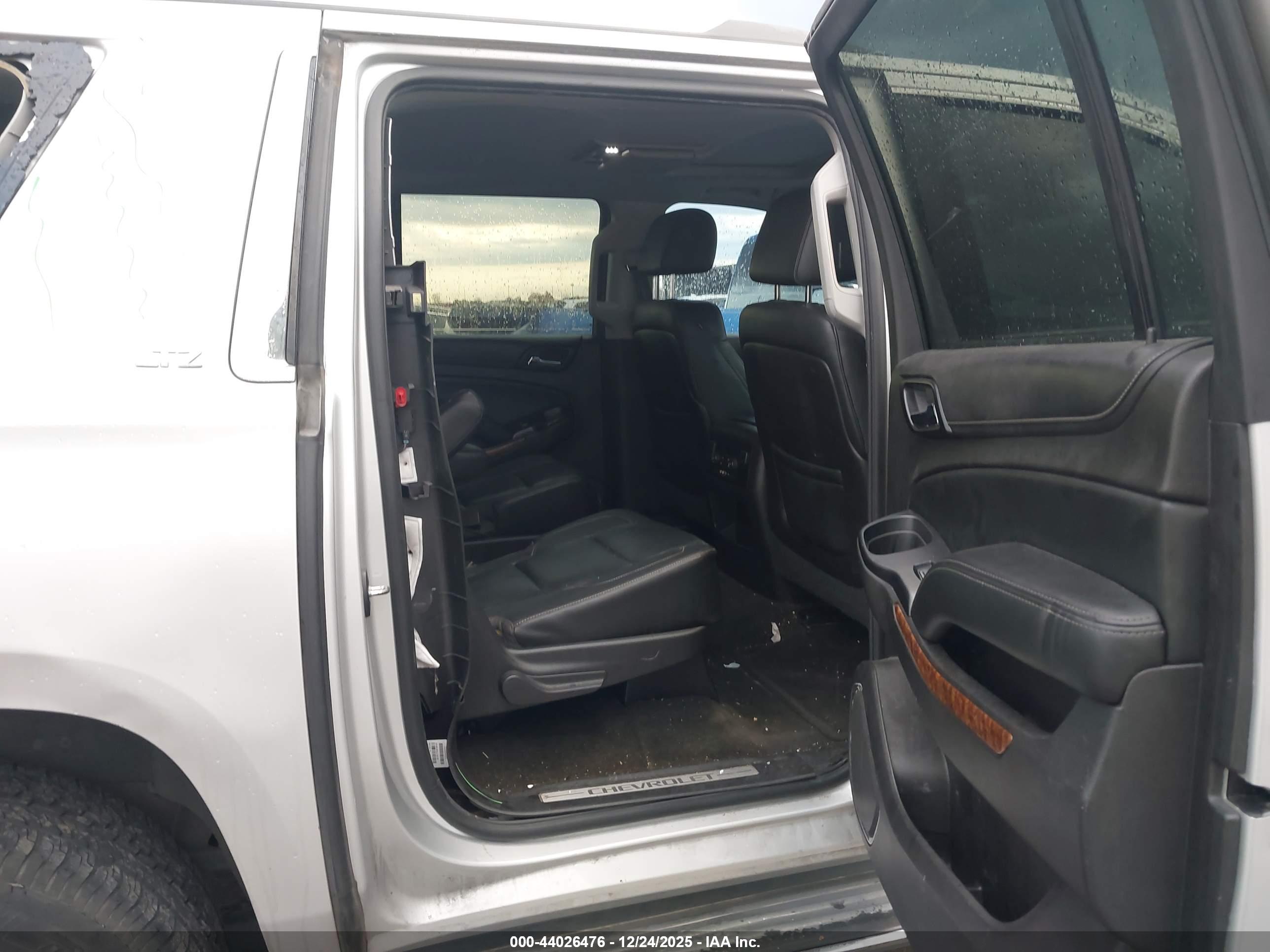 CHEVROLET SUBURBAN image 8