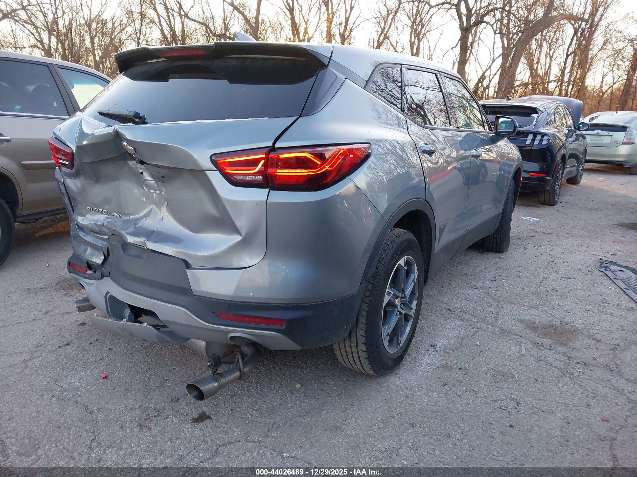 CHEVROLET BLAZER image 4