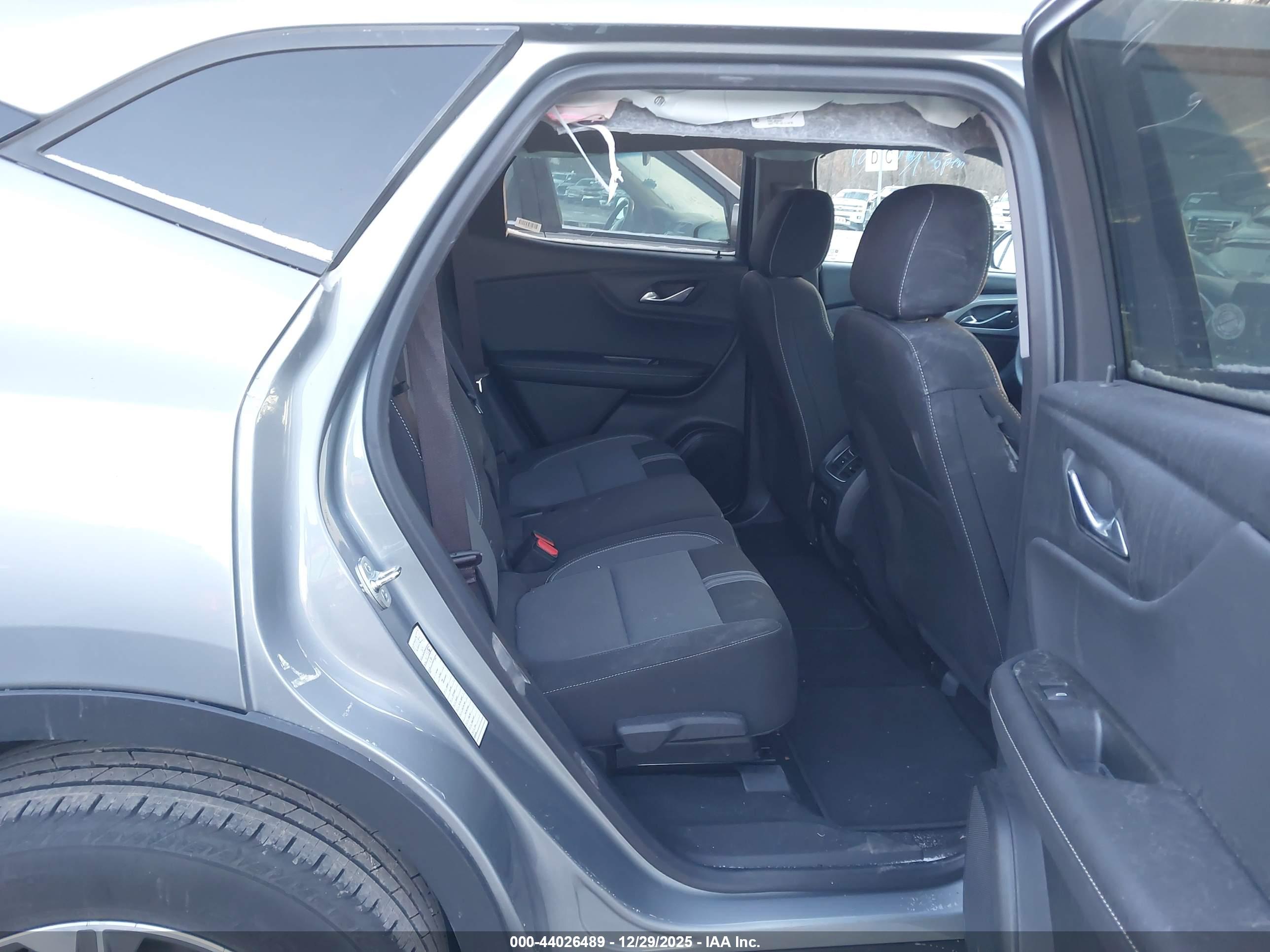 CHEVROLET BLAZER image 8