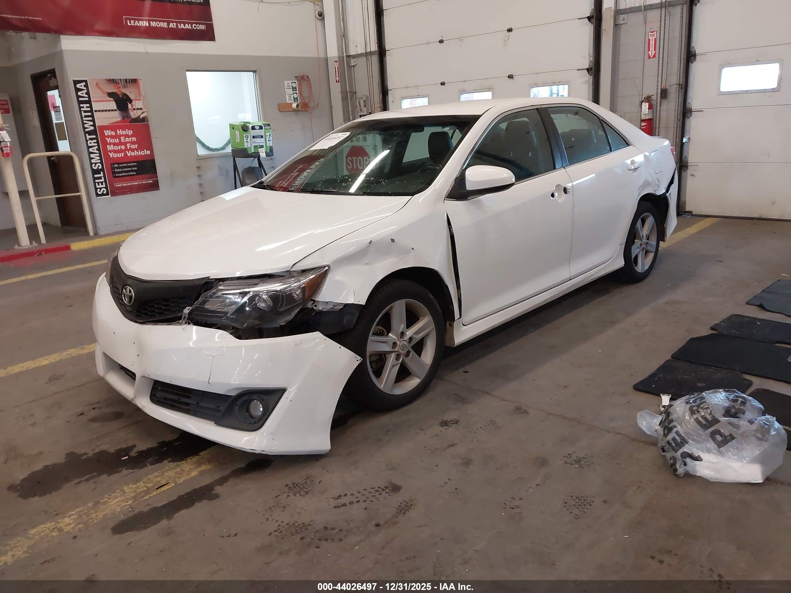 TOYOTA CAMRY image 2