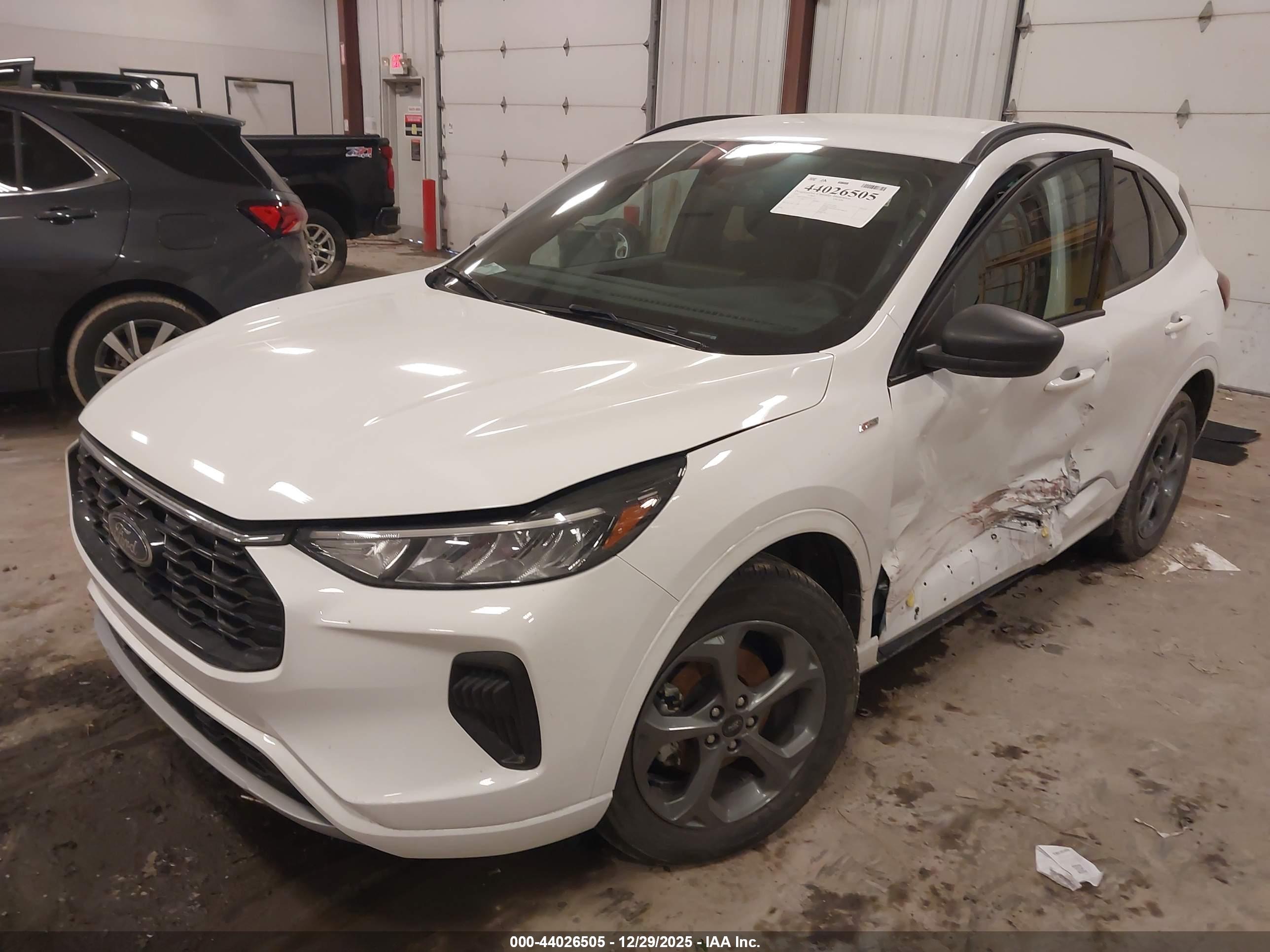 FORD ESCAPE image 2
