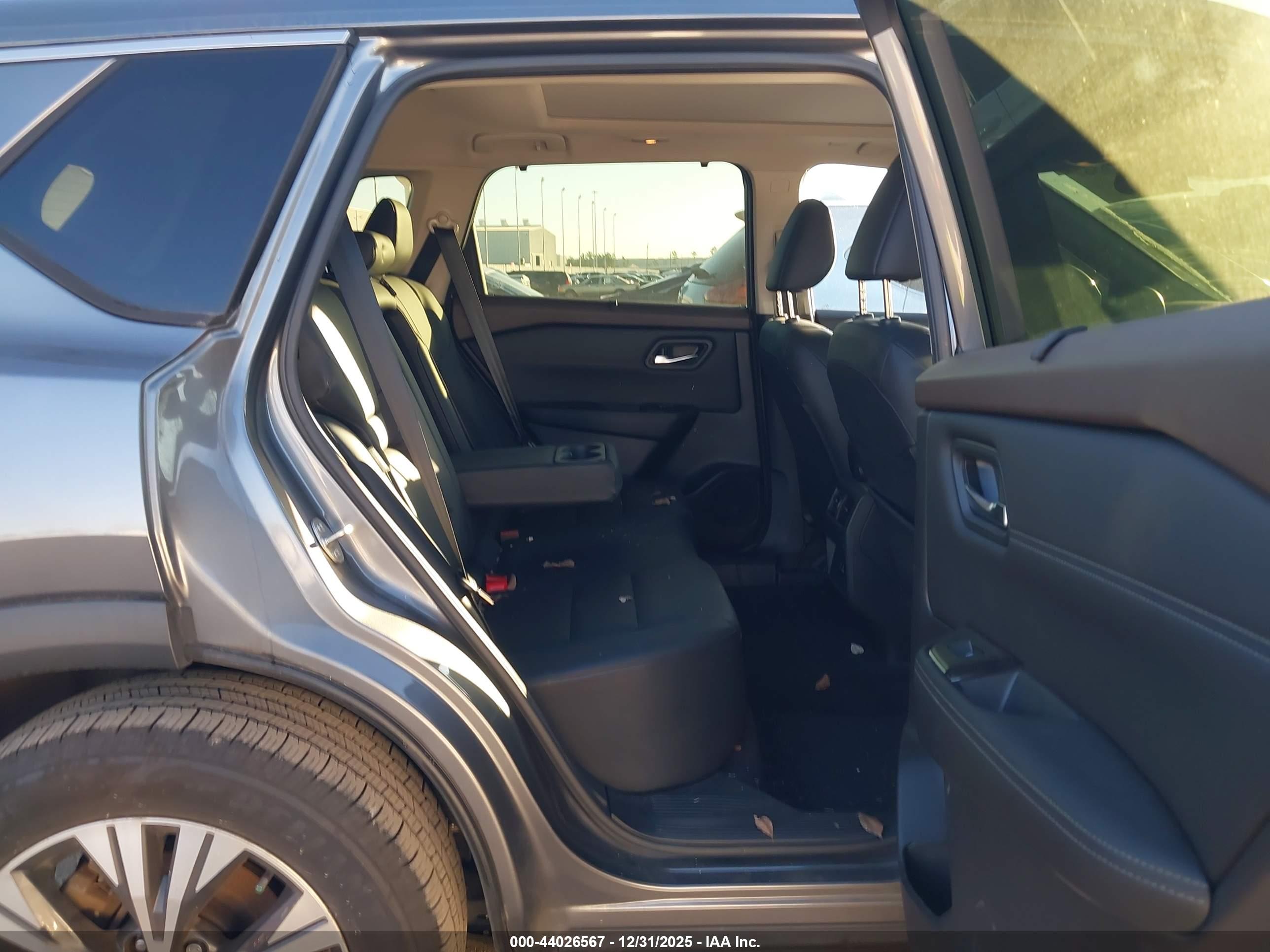 NISSAN ROGUE image 8