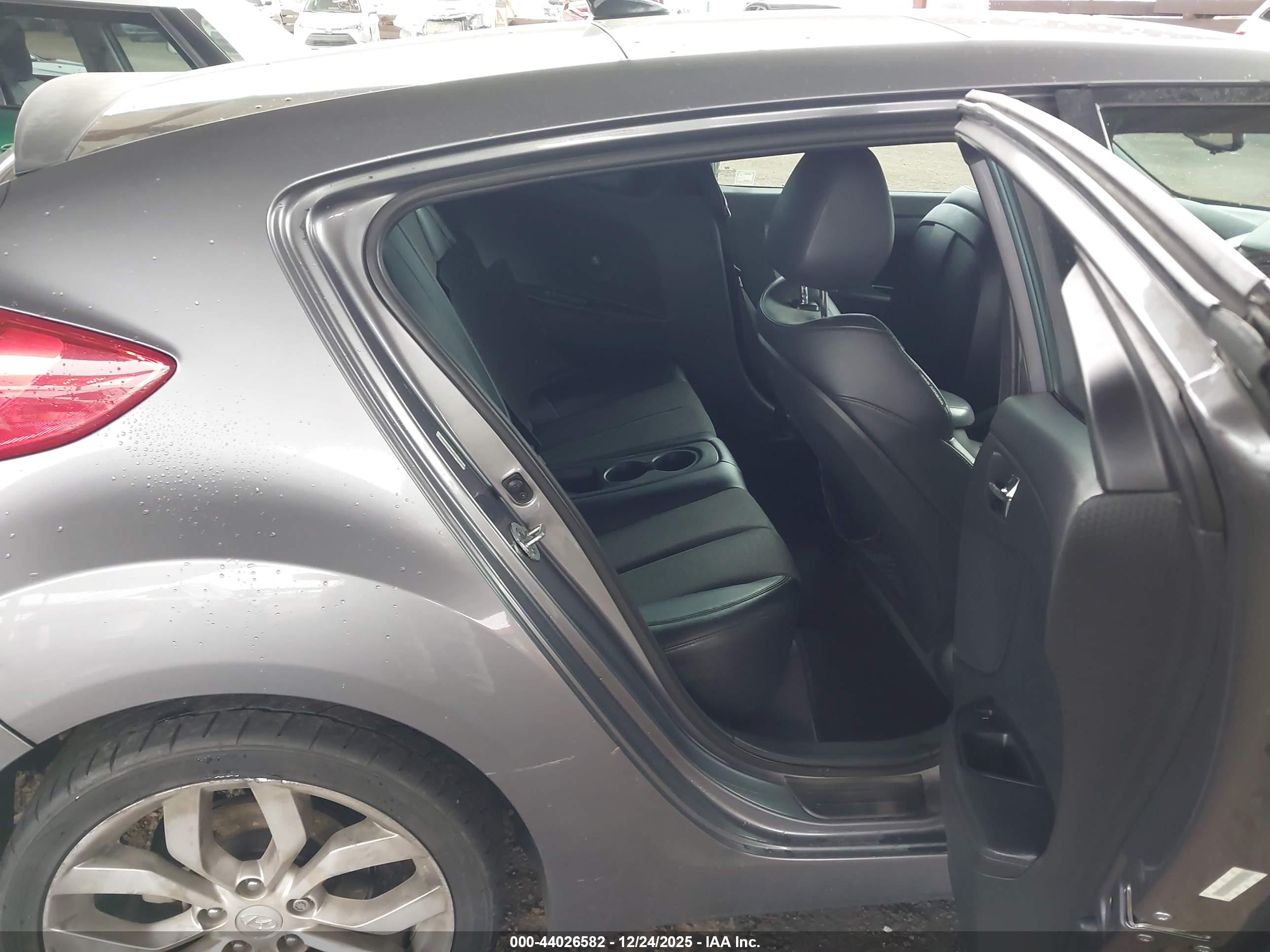 HYUNDAI VELOSTER image 8