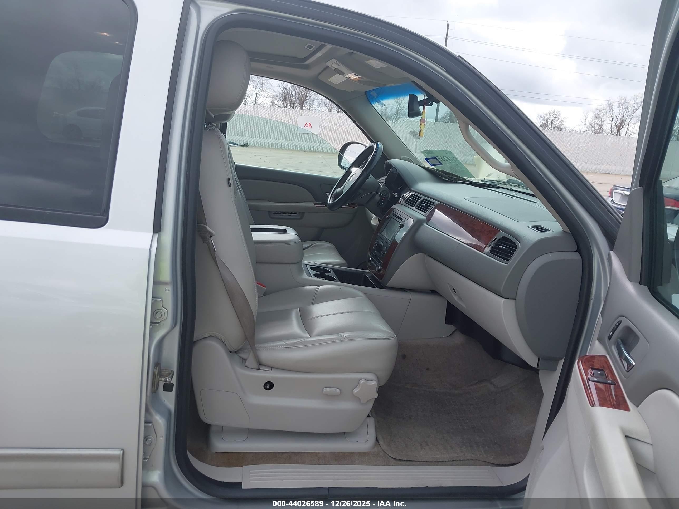 CHEVROLET TAHOE image 5