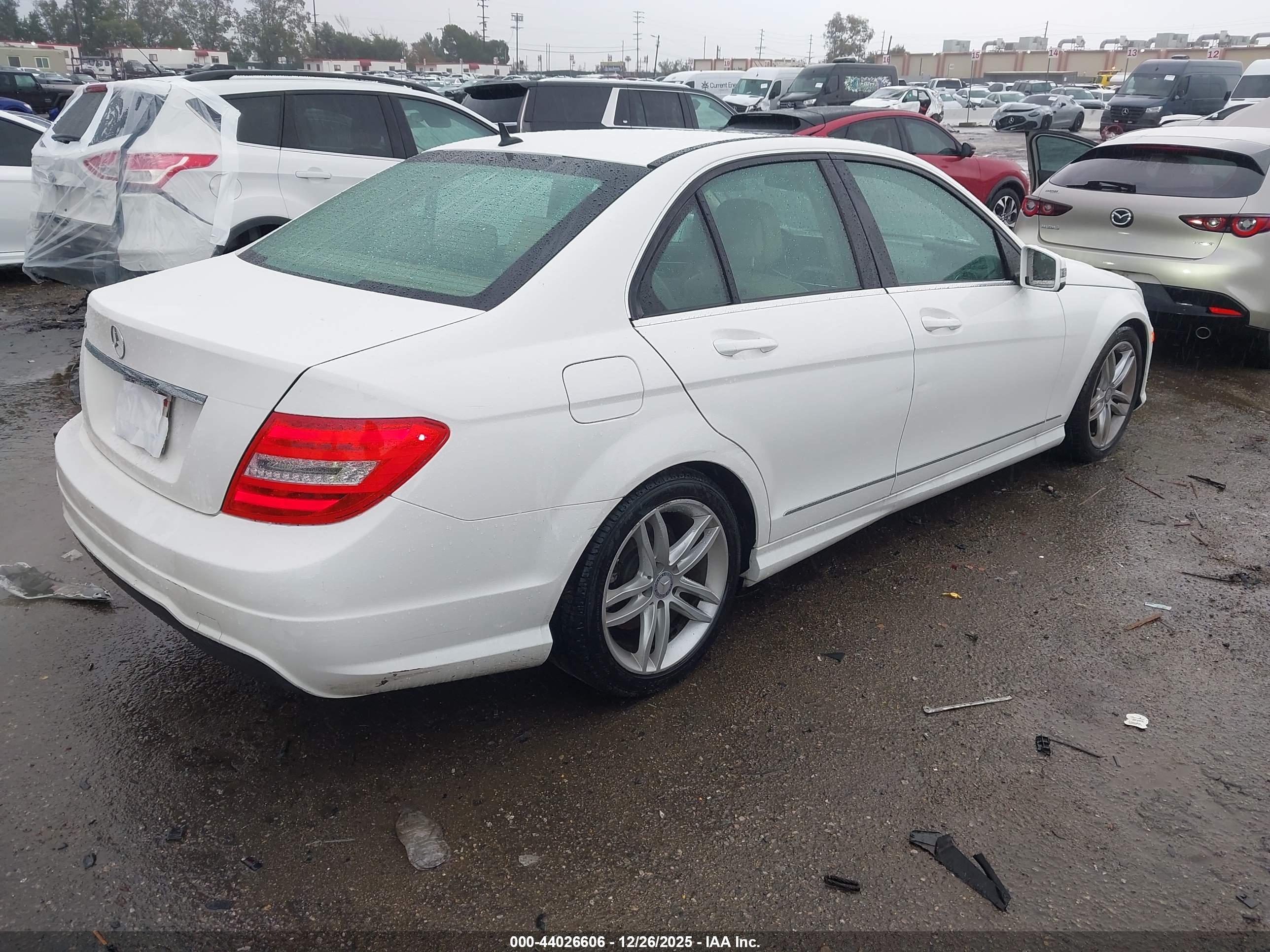MERCEDES-BENZ C-CLASS image 4
