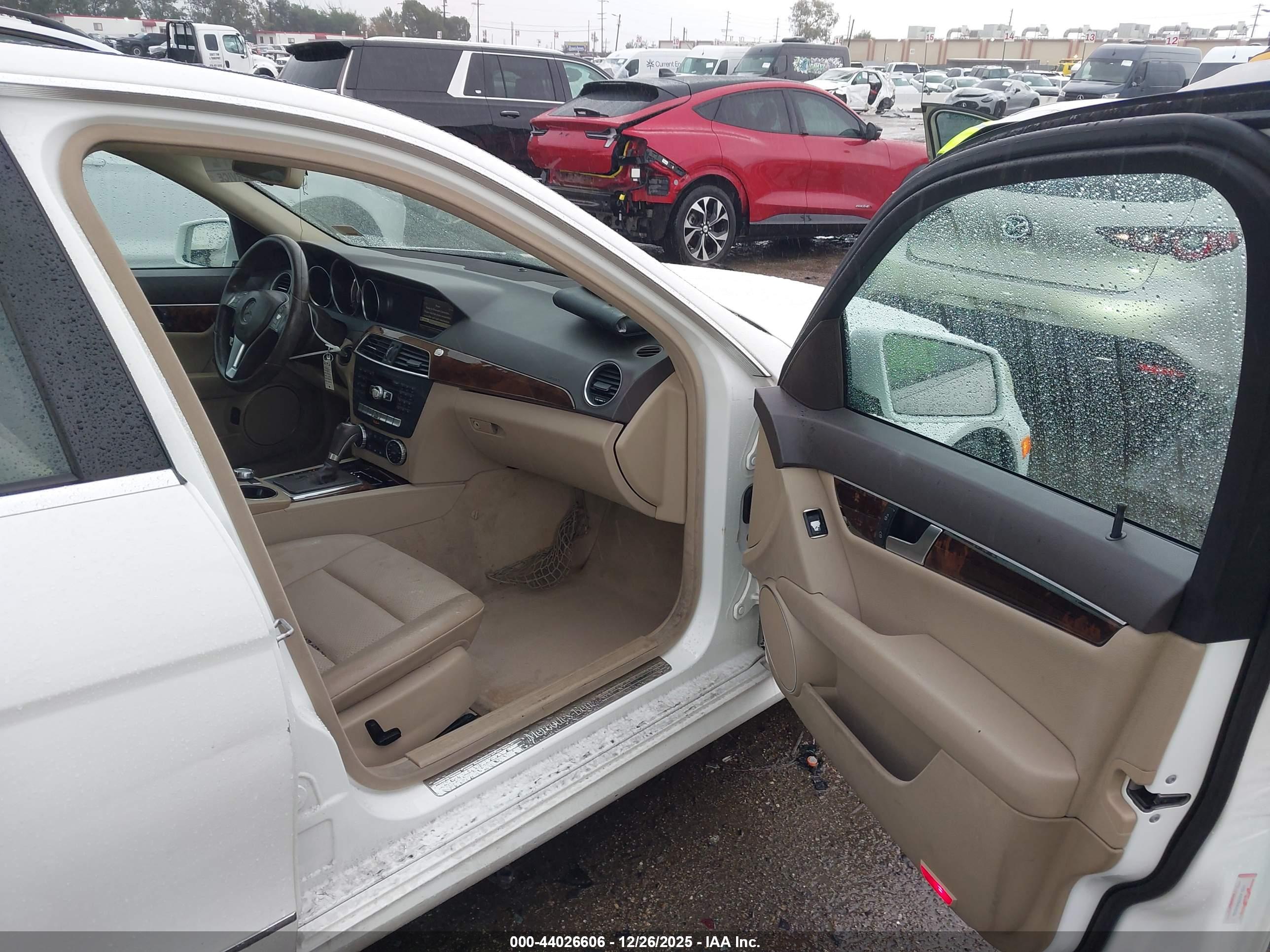 MERCEDES-BENZ C-CLASS image 5